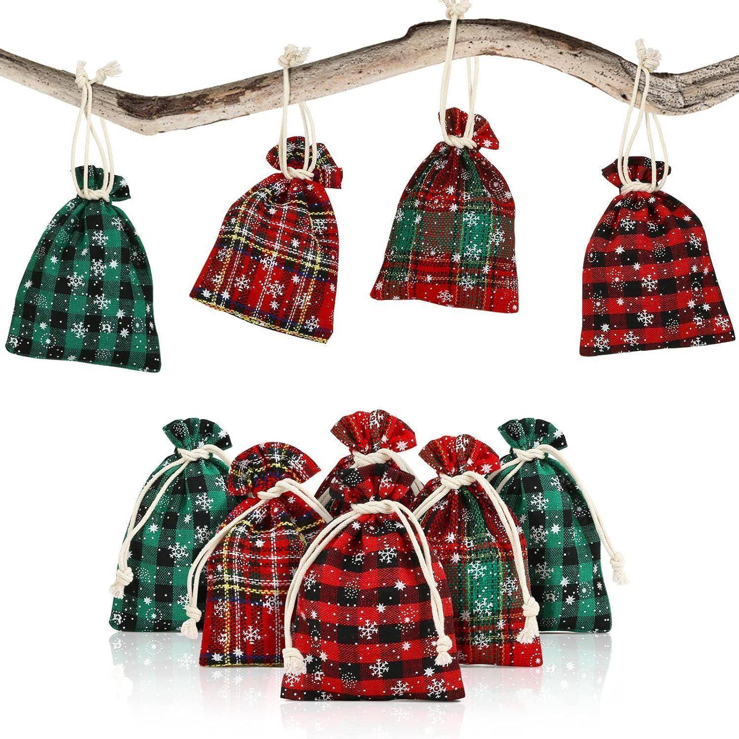 Festliche karierte Geschenktüten in Grün und Rot, einige an einem Ast hängend, andere unten gruppiert, geeignet für Weihnachtsdekoration oder kleine Geschenke.