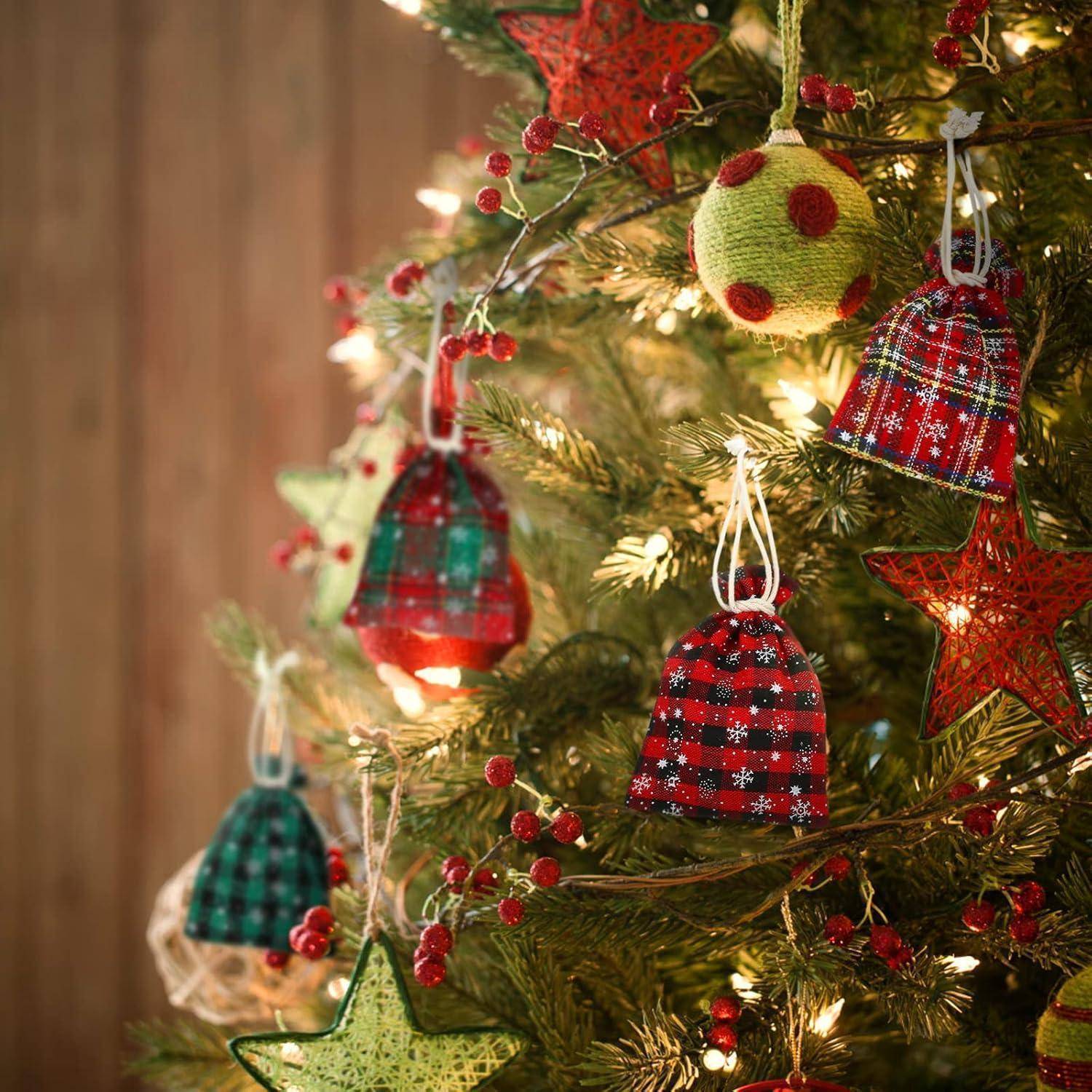 Ein Weihnachtsbaum, geschmückt mit roten Sternen, kariert gemusterten Glocken, grün-roten Christbaumkugeln und Lichterketten, der eine festliche Atmosphäre erzeugt.