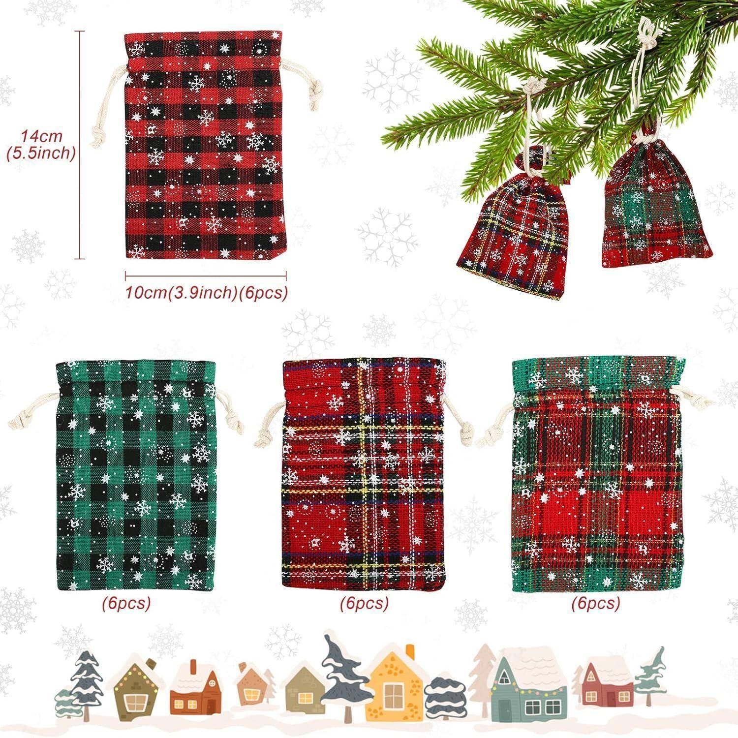 Karierte Geschenktaschen mit Schneeflockenmustern in Rot und Grün, die von einem Baumast hängen. Größe: 10 cm breit, 14 cm hoch, verkauft in 6er-Packungen.