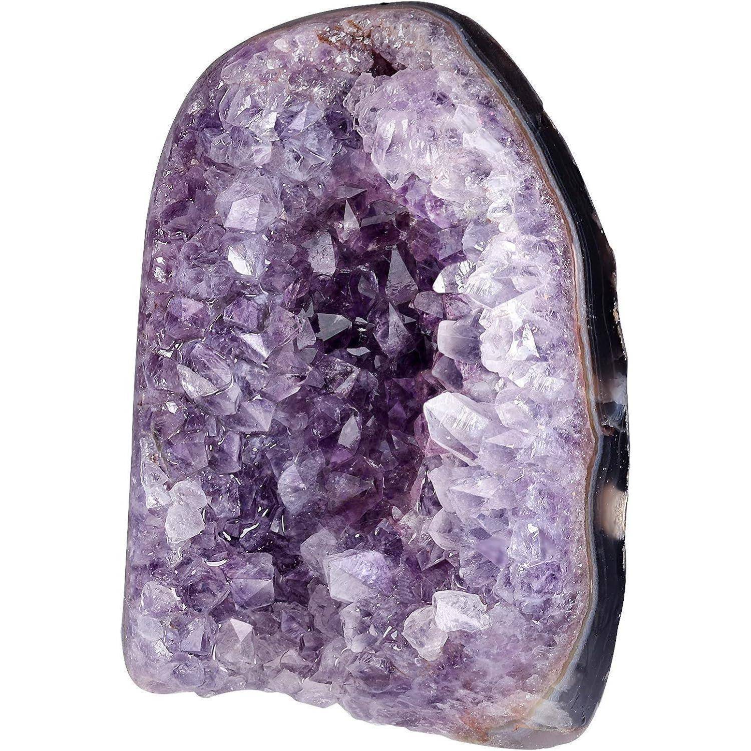 Eine hohe, violette Amethystgeode mit einer rauen, kristallisierten Oberfläche. Die Geode ist geöffnet, um ihre funkelnden, tieflila Kristalle im Inneren zu offenbaren.