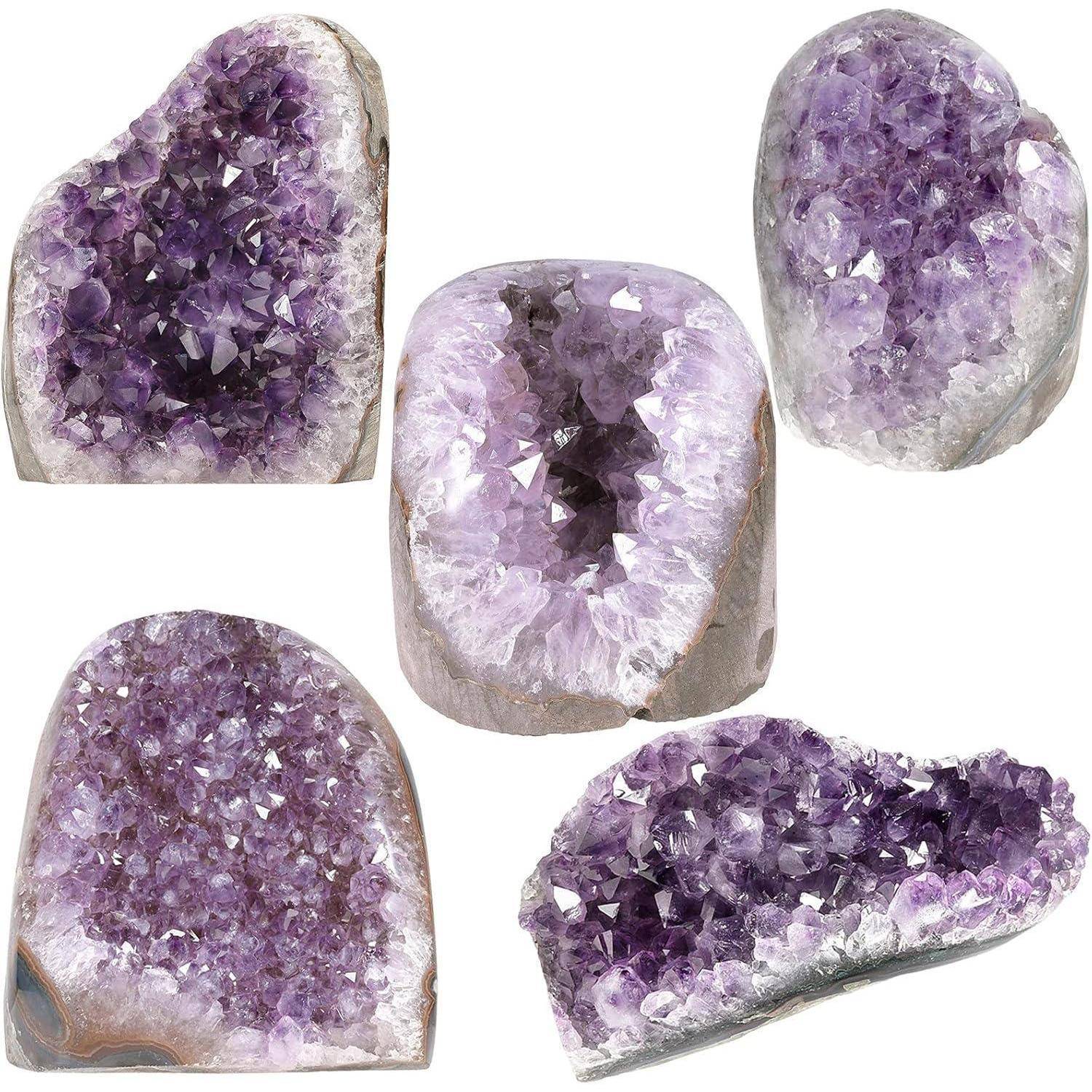 Fünf Amethyst-Geode-Cluster mit unterschiedlichen Formen und violetten Kristallen, die die natürliche Schönheit und Vielfalt des Minerals präsentieren.