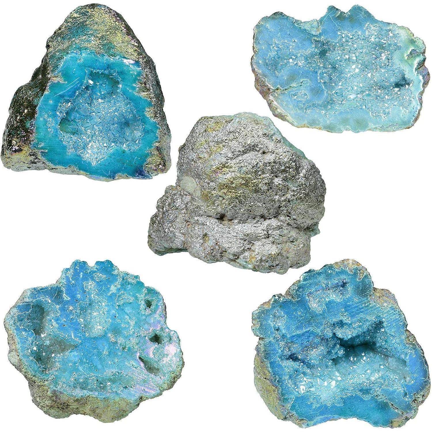 Fünf blaue Geode-Steine mit kristallinen Innenbereichen werden präsentiert, wobei jeder leuchtende Farbtöne und funkelnde Texturen aufweist.