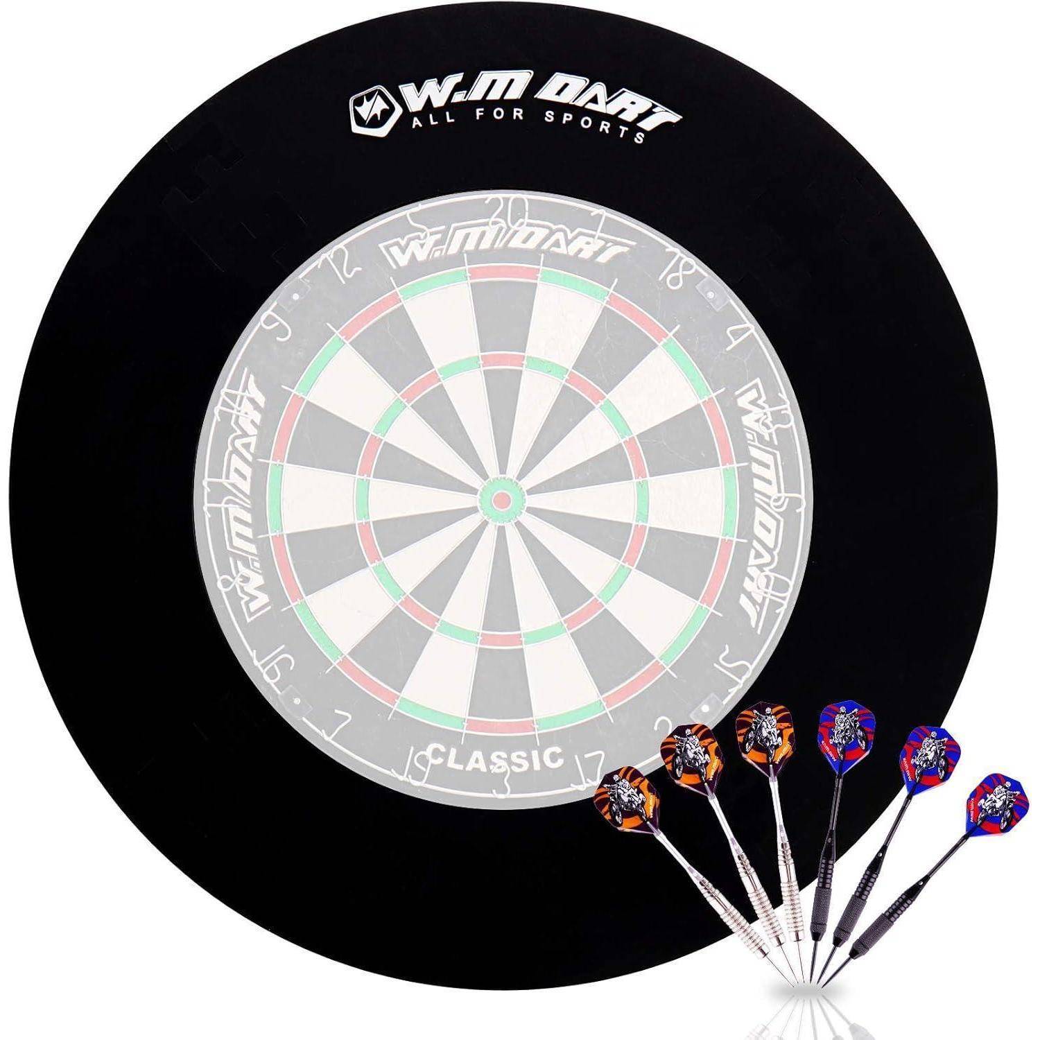 Dartscheibe mit schwarzem Rand, die die Standard-Zielmarkierungen zeigt. Sechs Pfeile mit bunten Flügeln sind um sie herum positioniert.
