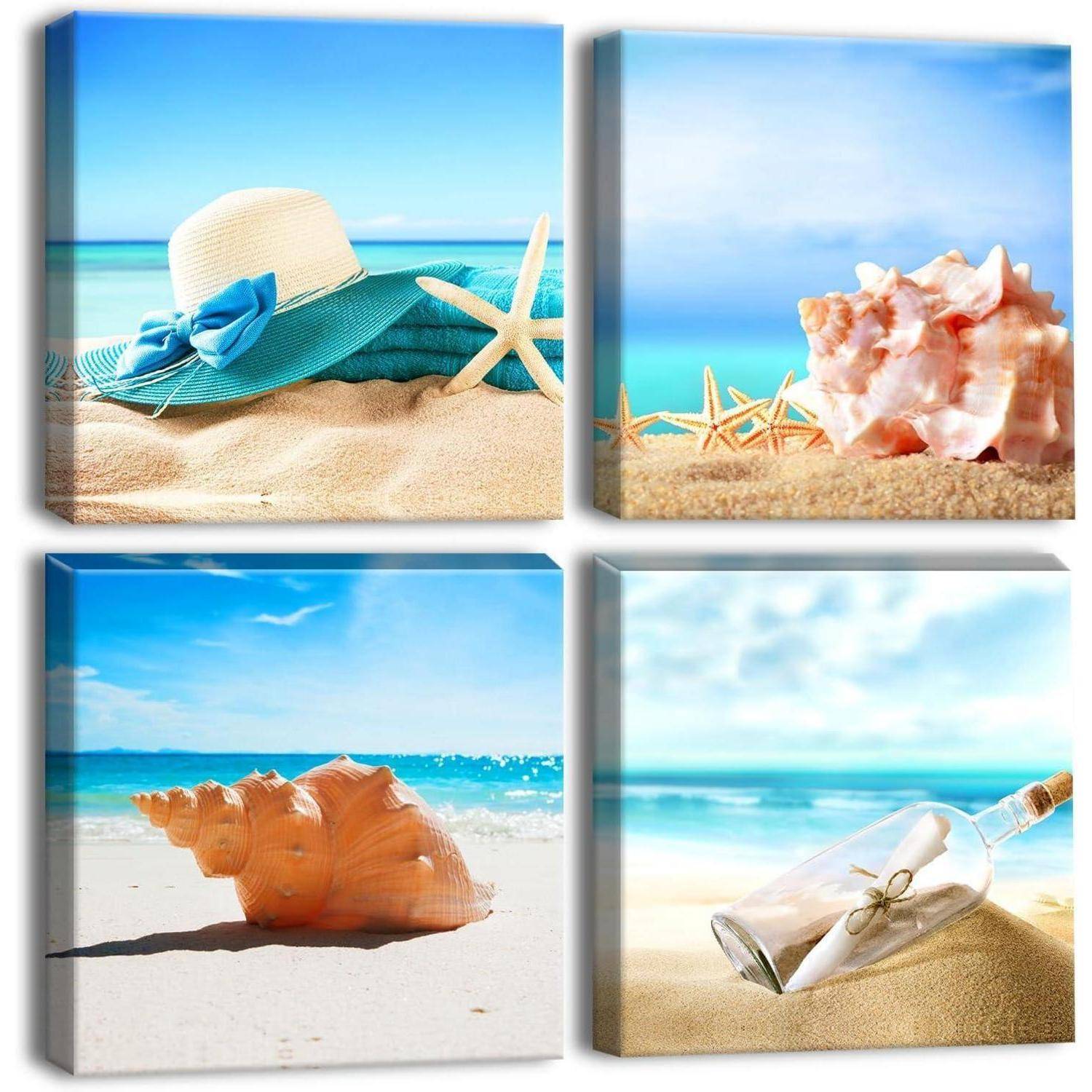 Eine Sammlung von vier strand-thematischen Bildern: ein Sonnenhut mit Seesternen, eine Muschelschale mit kleinen Seesternen, eine weitere Muschelschale und eine Flaschenpost im Sand am Meer.