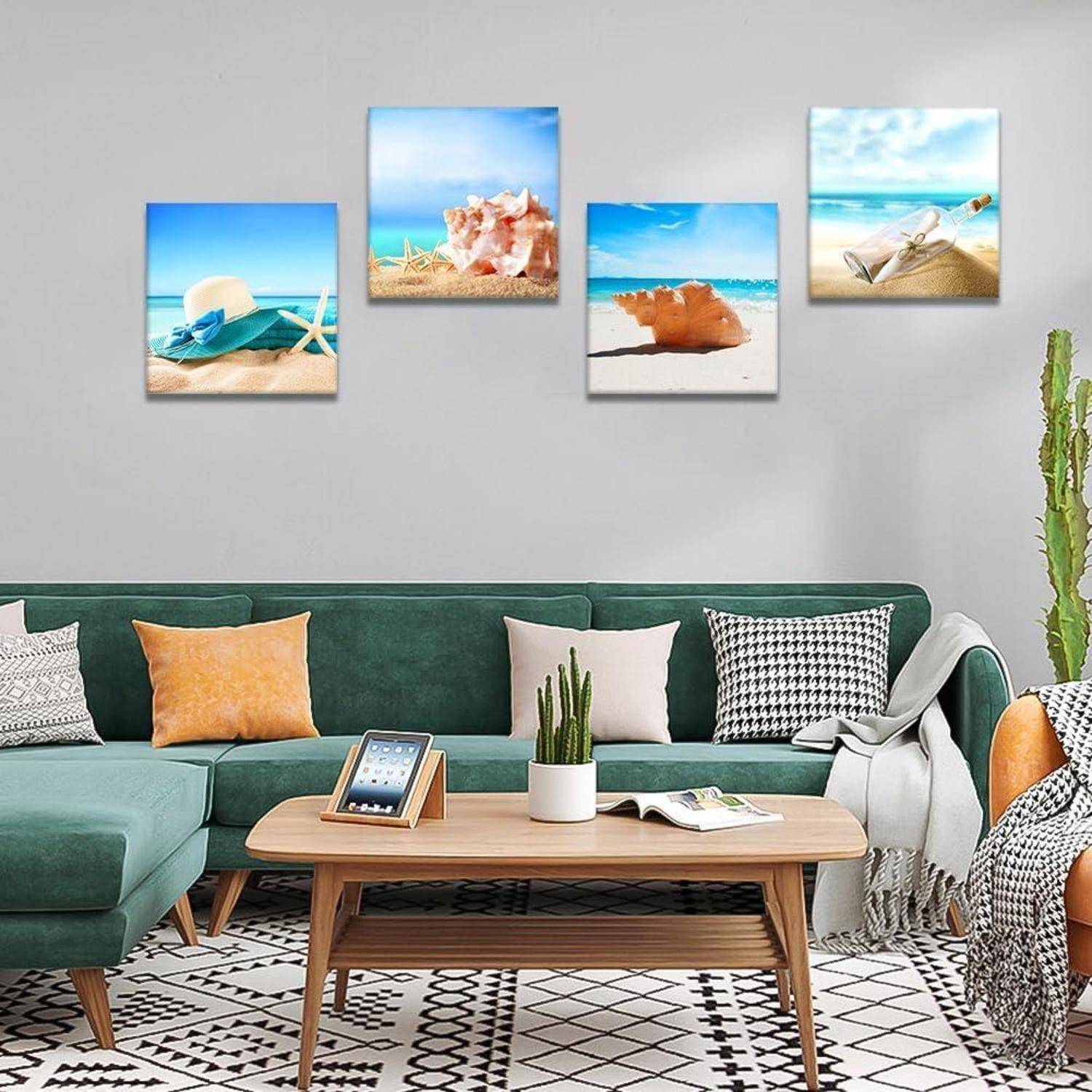 Ein Wohnzimmer mit einem grünen Ecksofa, bunten Kissen, einem Couchtisch aus Holz und Kunstwerken mit Meeresthema an der Wand.