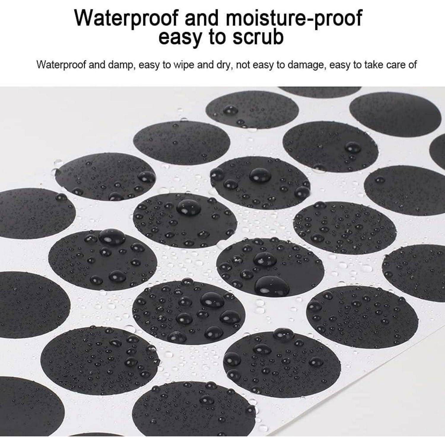 Schwarze Oberfläche mit weißen Polka-Dots und Wassertropfen, die die wasserdichten und feuchtigkeitsabweisenden Eigenschaften hervorheben. Text besagt: 