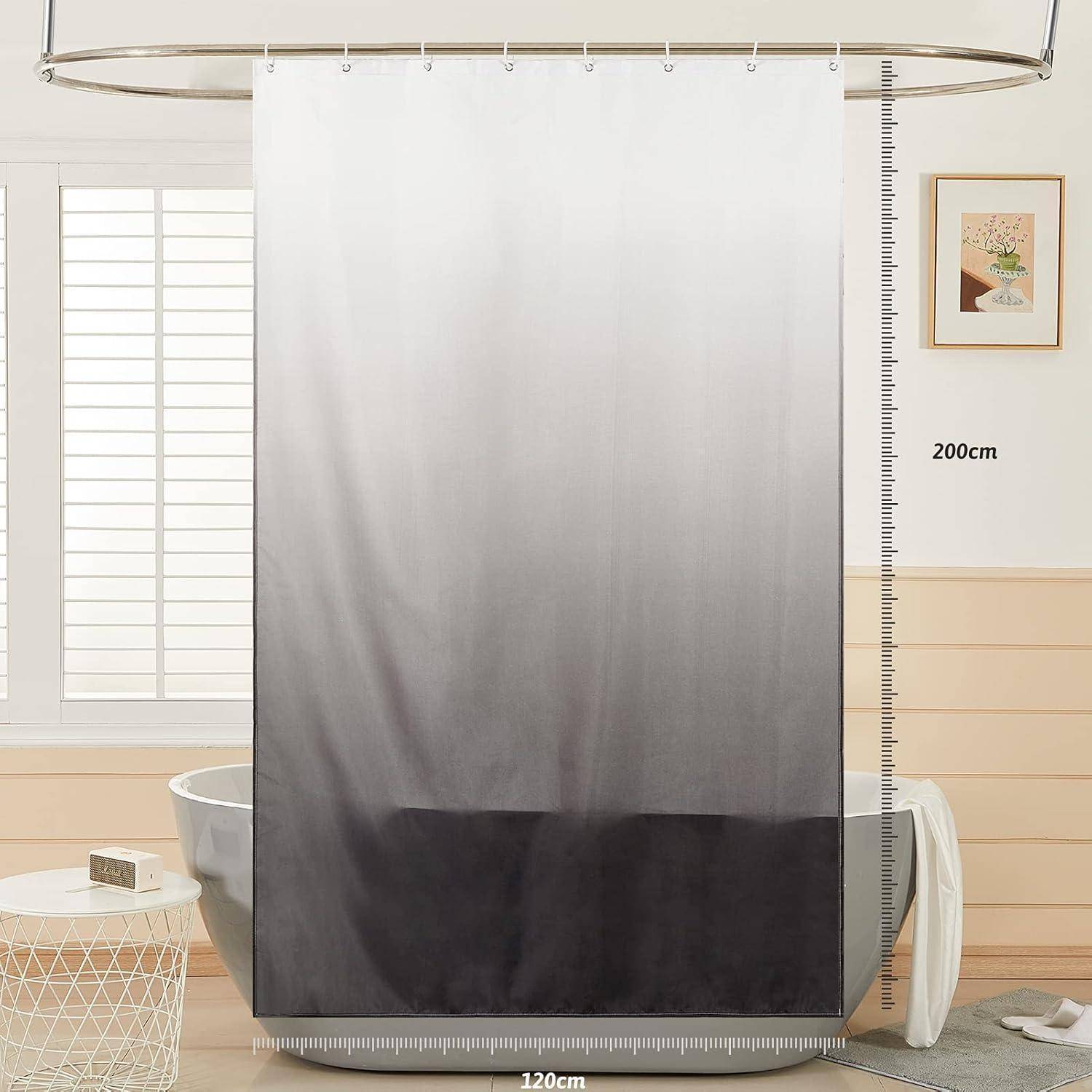 Duschvorhang mit einem Farbverlaufsdesign von dunkel nach hell hängt in einem Badezimmer. Die Abmessungen sind mit 200 cm Höhe und 120 cm Breite angegeben.