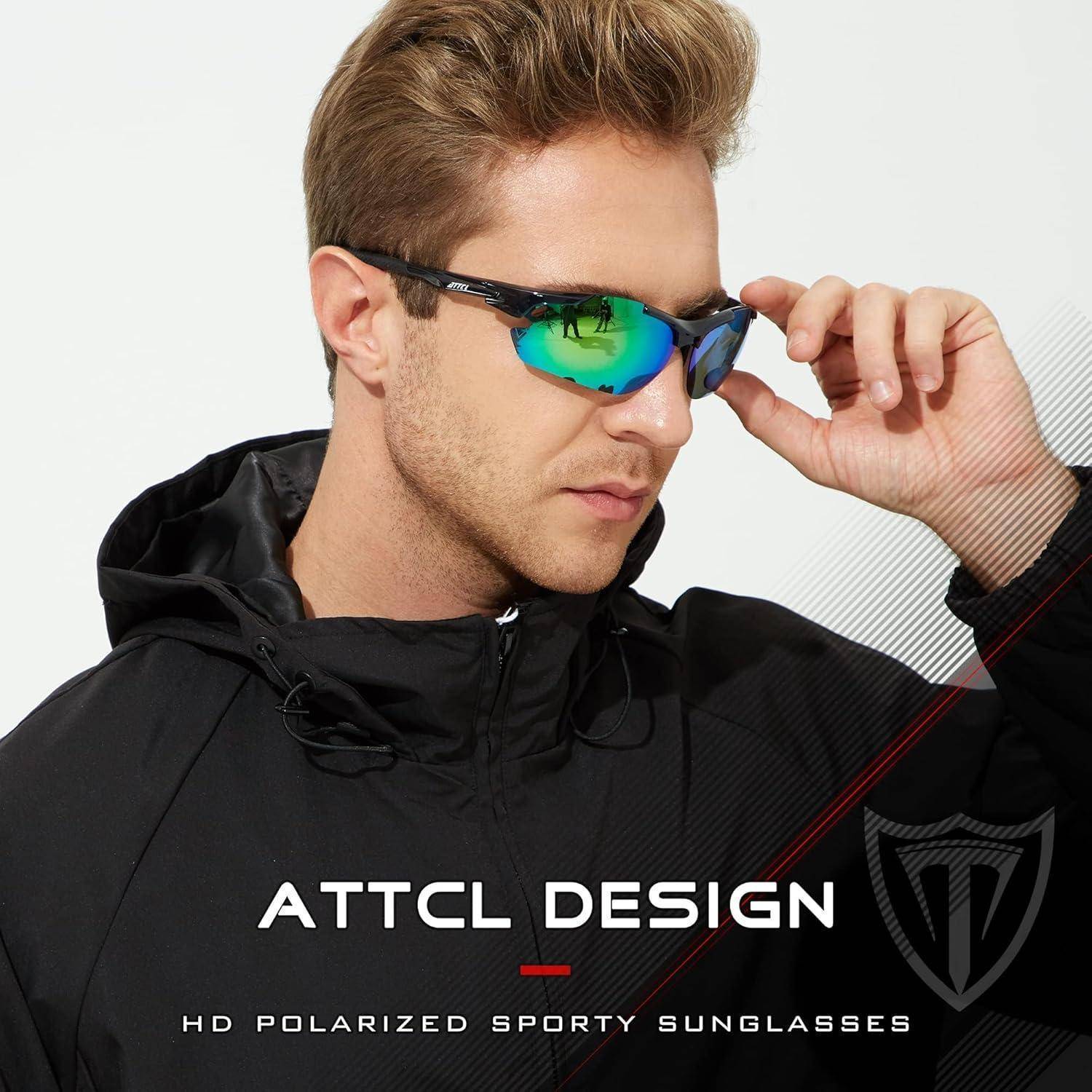 Eine Person trägt bunte polarisierte Sport-Sonnenbrille, mit der Markenaufschrift 'ATTCL DESIGN' darunter. Schwarze Jacke, neutraler Hintergrund.