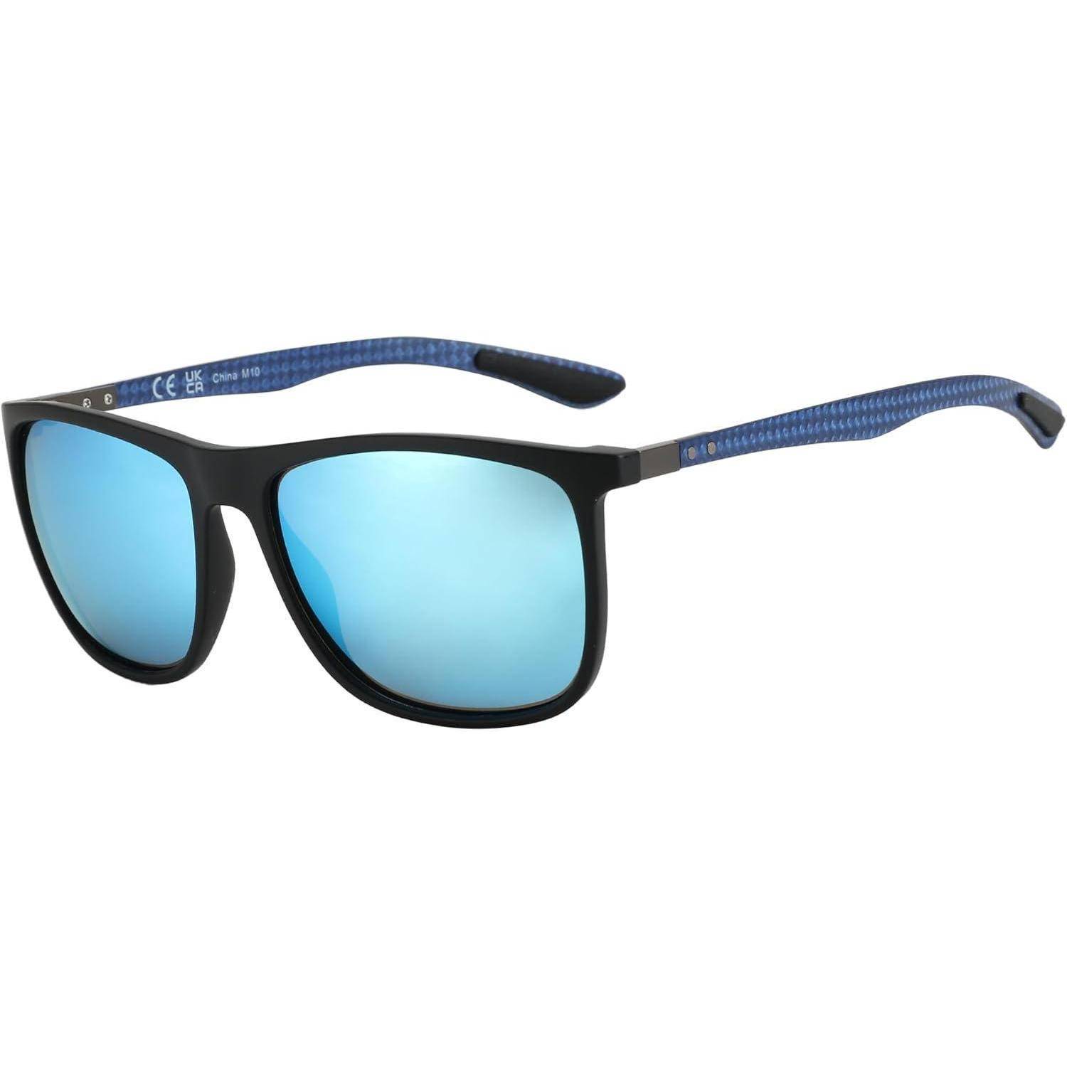 Blau getönte Sonnenbrille mit schwarzen Rahmen und blauen Karbonfaser-gemusterten Bügeln, vor einem weißen Hintergrund.