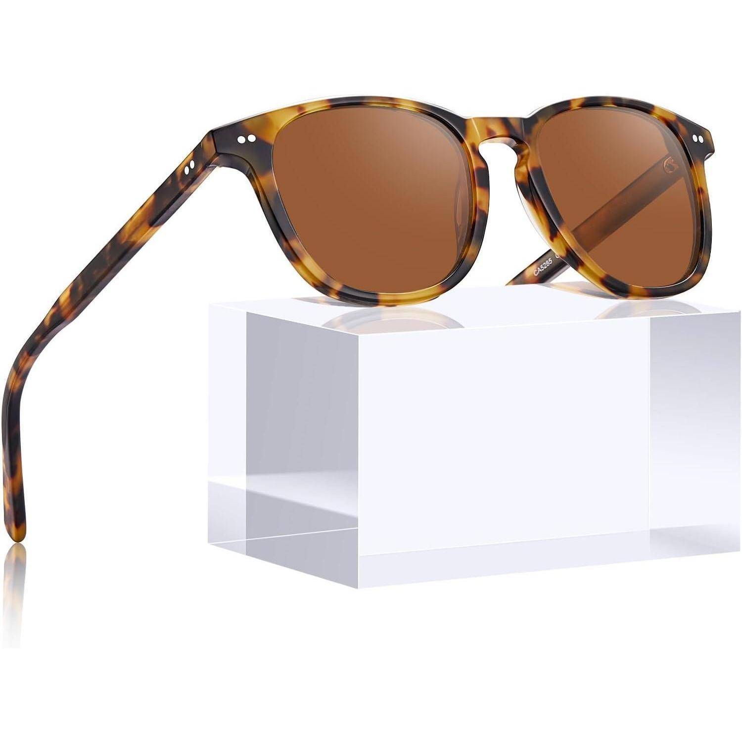 Schildpatt-Sonnenbrille mit braunen Gläsern, die auf einem weißen Block präsentiert wird und deren klassisches Design und stilvolles Aussehen hervorgehoben werden.