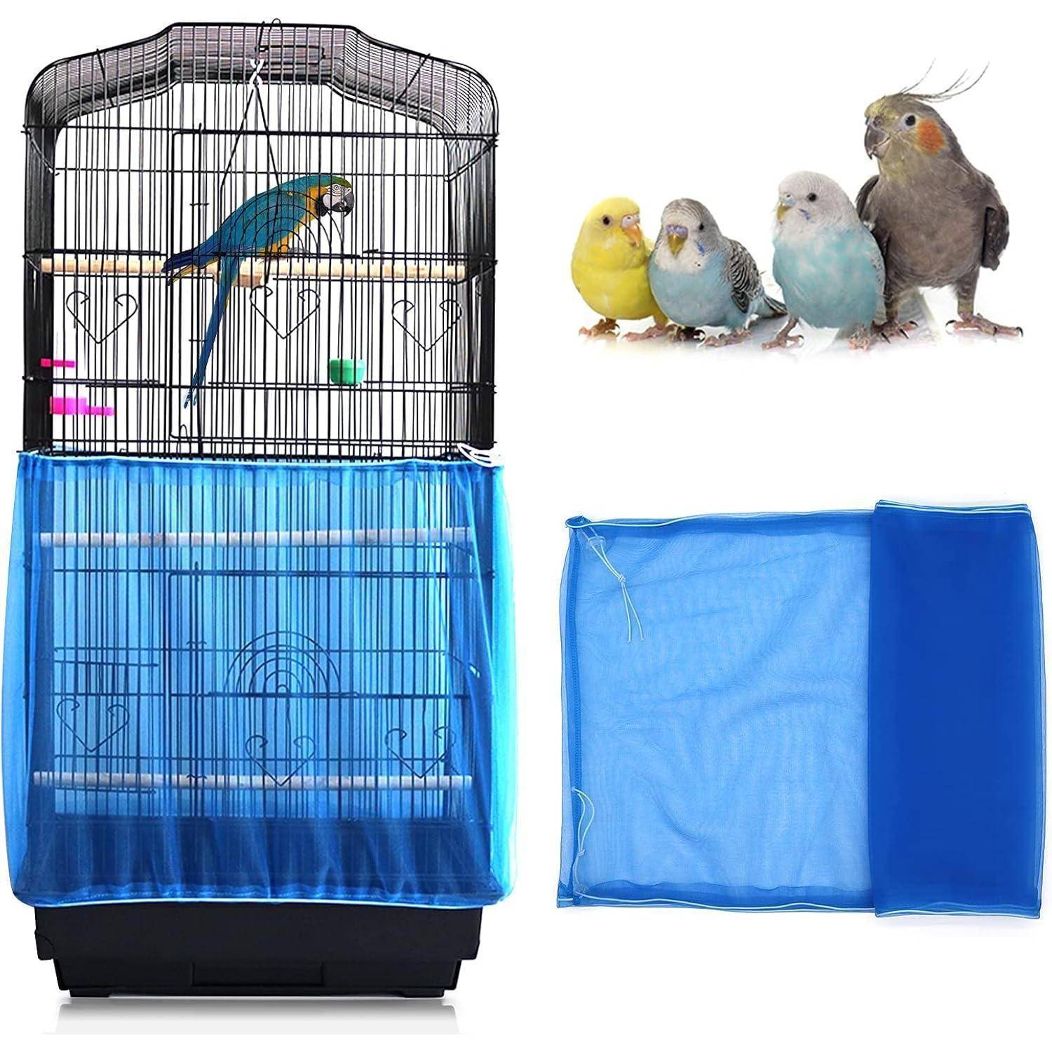 Ein kleiner blauer Papagei sitzt in einem schwarzen Käfig mit einer blauen Stoffabdeckung. In der Nähe sind vier bunte Vögel zusammengruppiert.