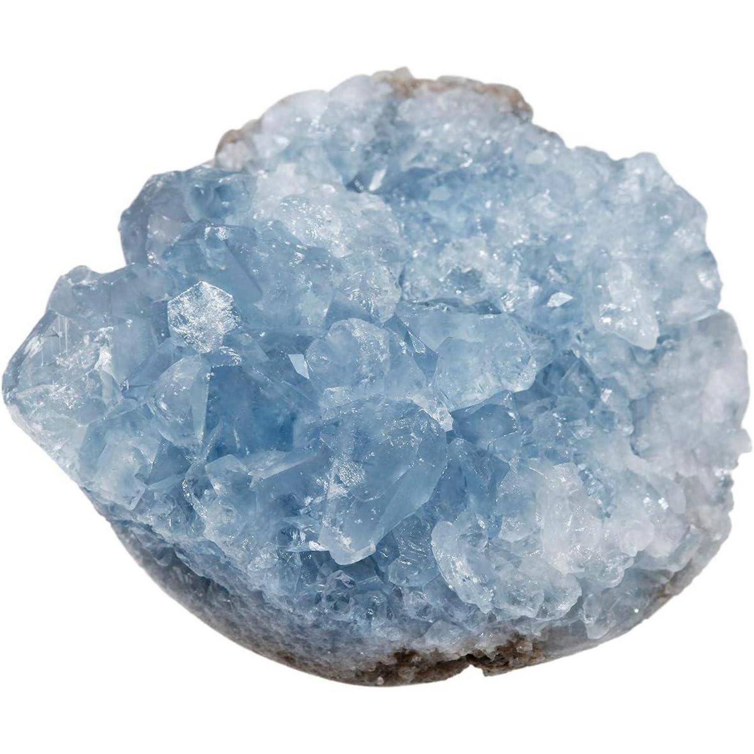 Ein großer Cluster von hellblauen Celestin-Kristallen mit einer rauen, strukturierten Oberfläche. Die Mineralformation ist detailliert und funkelnd.