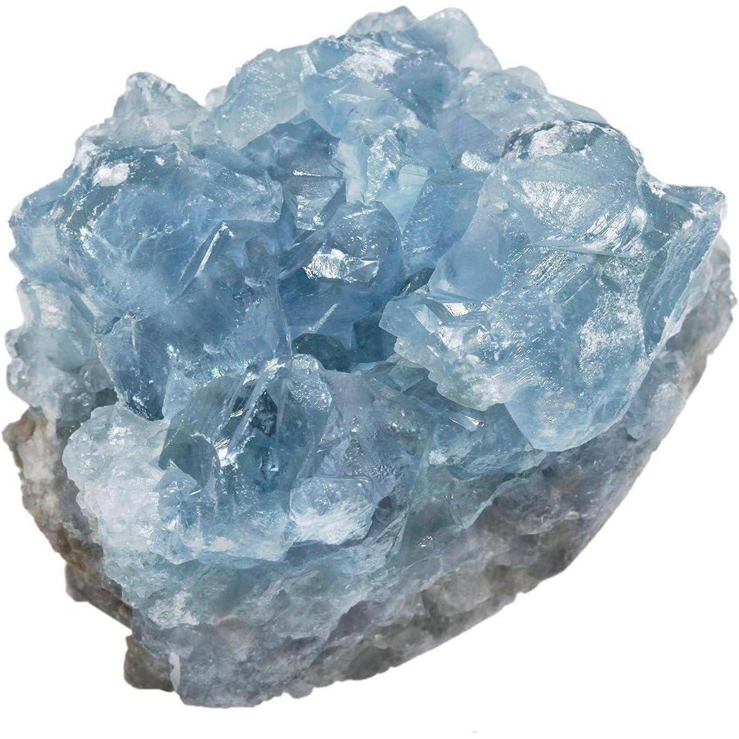 Ein Cluster aus hellblauen Celestinkristallen, die eine gezackte, durchscheinende Struktur mit einer gräulichen Basis bilden und eine natürliche, raue Textur aufweisen.