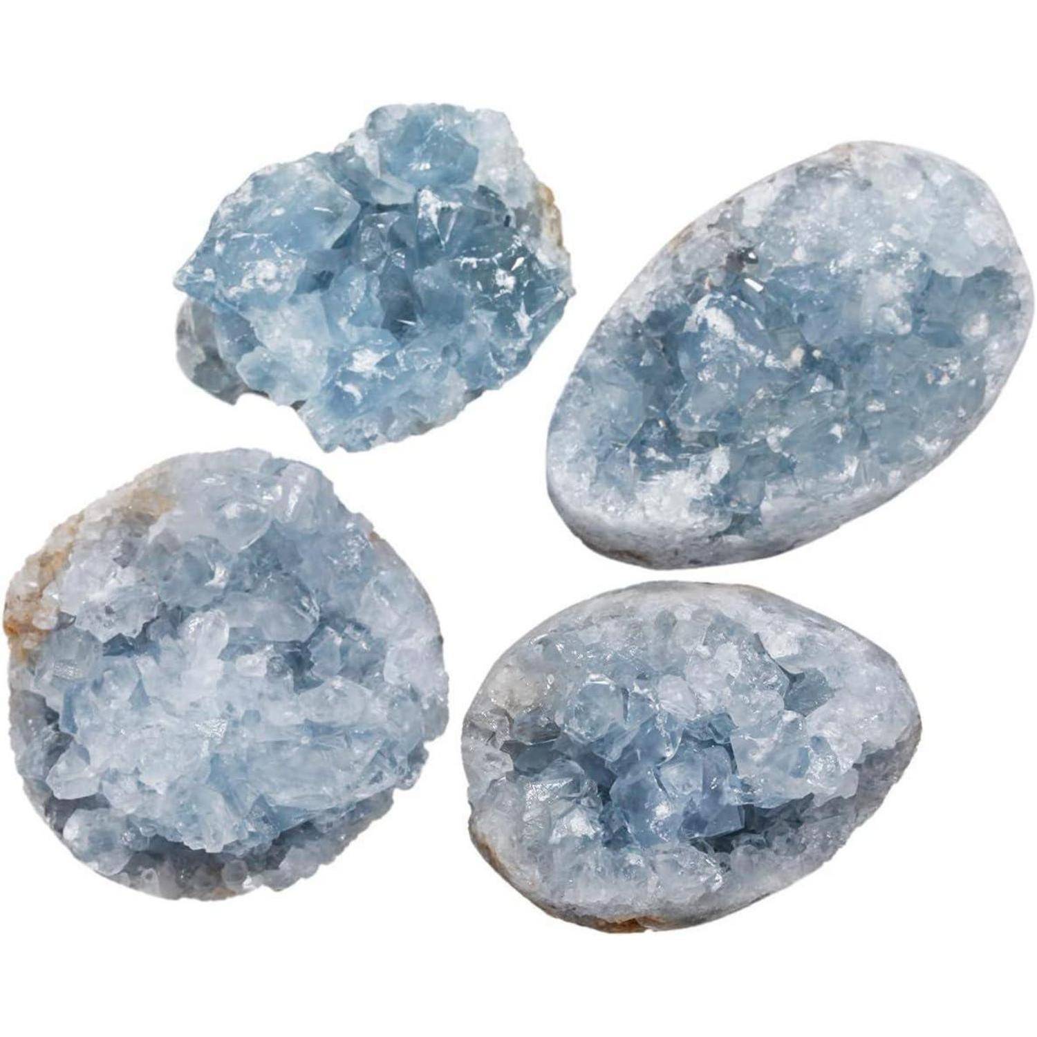 Vier Celestit-Geoden mit blauen kristallinen Innenflächen, in unterschiedlicher Form und Größe, vor einem schlichten weißen Hintergrund präsentiert.