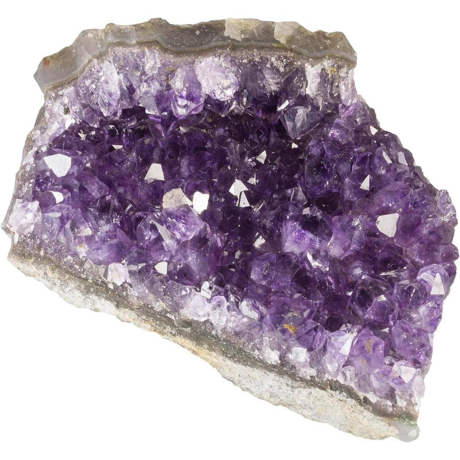 Amethyst-Geode mit lebendigen violetten Kristallen, die eine raue Außenfläche und einen funkelnden Innenraum zeigt.
