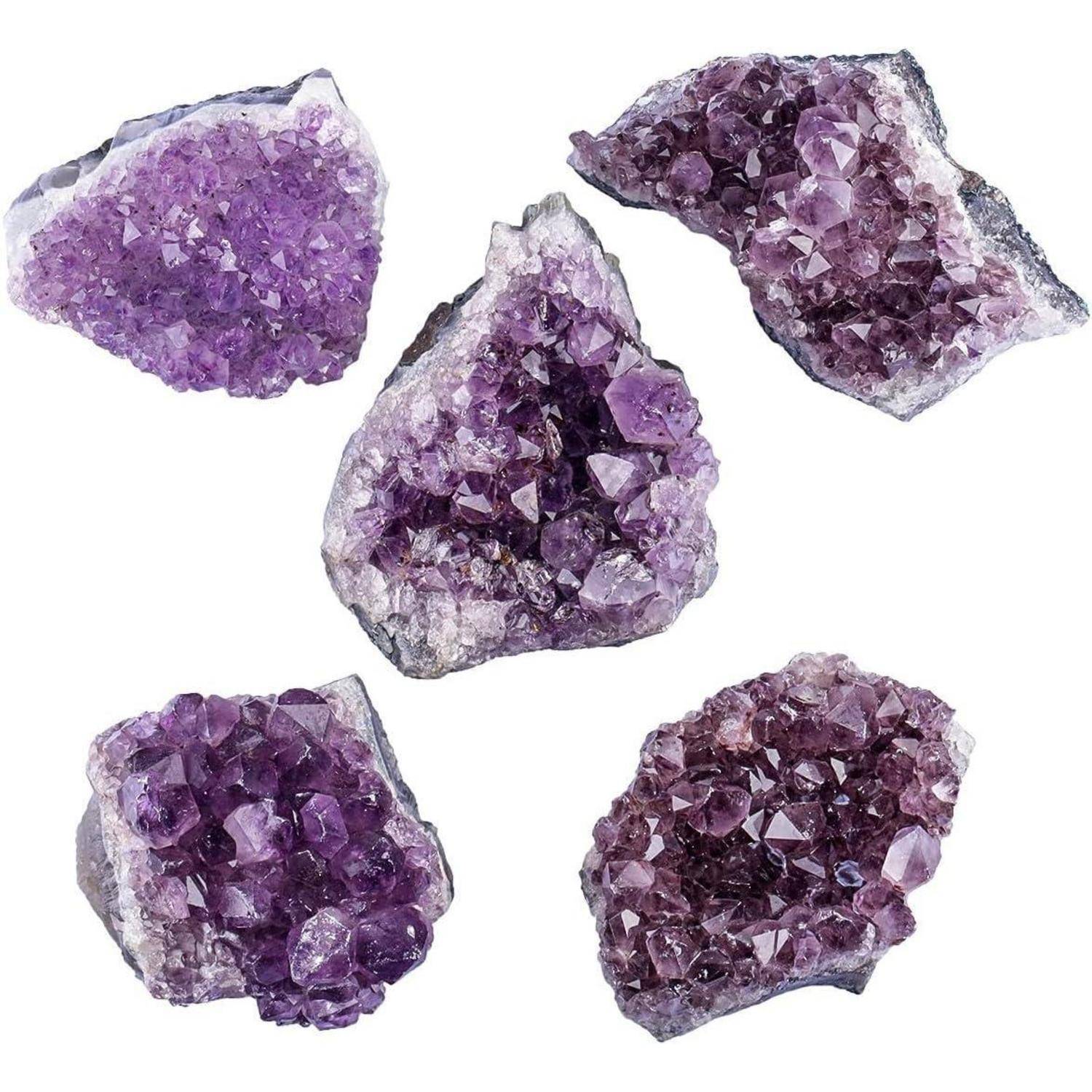 Fünf Cluster aus violetten Amethystkristallen in unterschiedlichen Größen und Formen auf einem weißen Hintergrund.