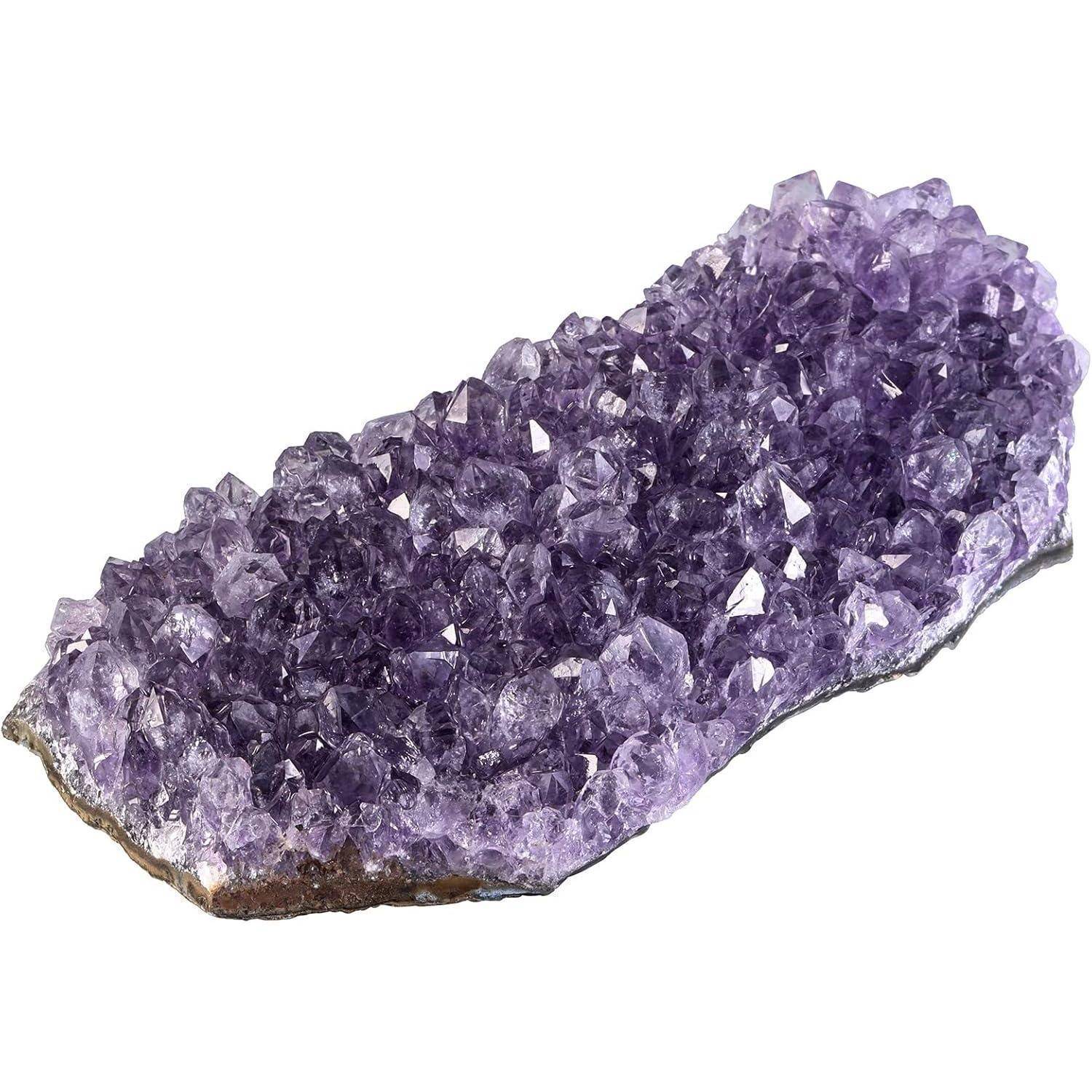 Eine große, natürliche Ansammlung von violetten Amethystkristallen mit einer rauen, zackigen Oberfläche, die verschiedene Facetten und unterschiedliche Schattierungen von Violett zeigt.