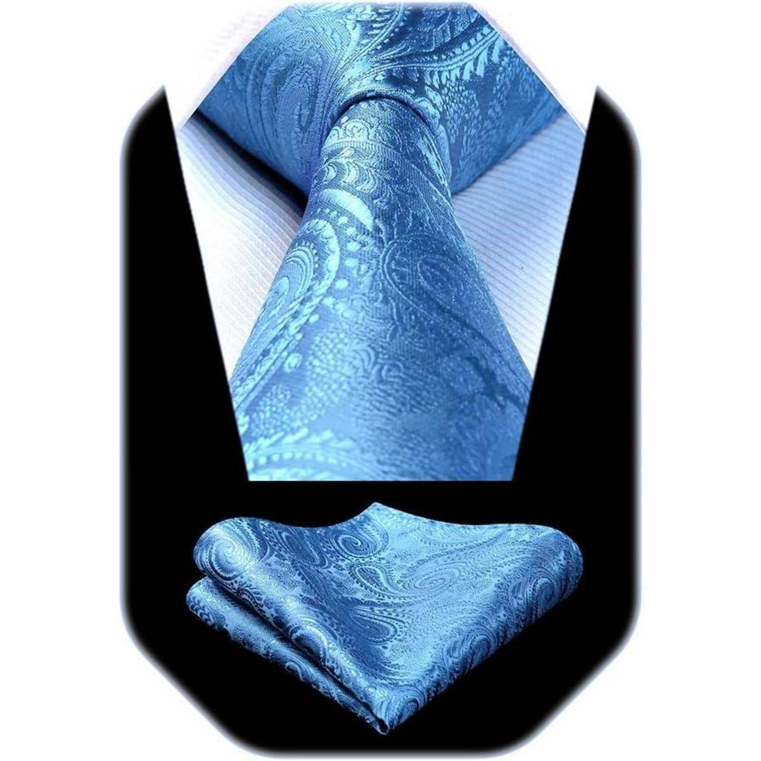 Ein Nahaufnahmebild einer hellblauen Paisley-Krawatte mit passendem Einstecktuch, präsentiert vor einem dunklen Hintergrund, der das Muster hervorhebt.