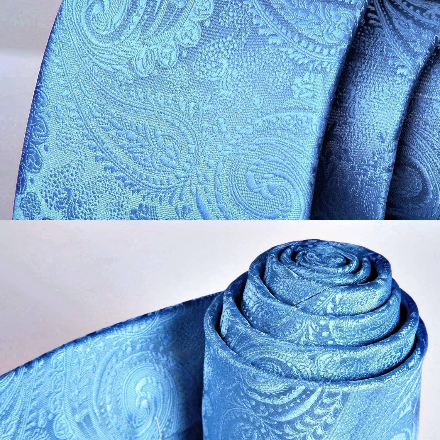 Eine Nahaufnahme einer aufgerollten blauen Paisley-Krawatte, die ihr kompliziertes Muster und ihre Textur zeigt, ausgebreitet auf einer flachen Oberfläche.