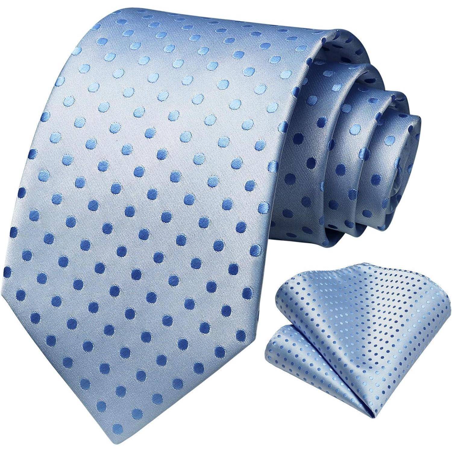 Eine hellblaue Krawatte mit dunkelblauen Polka Dots, begleitet von einem passenden Einstecktuch.