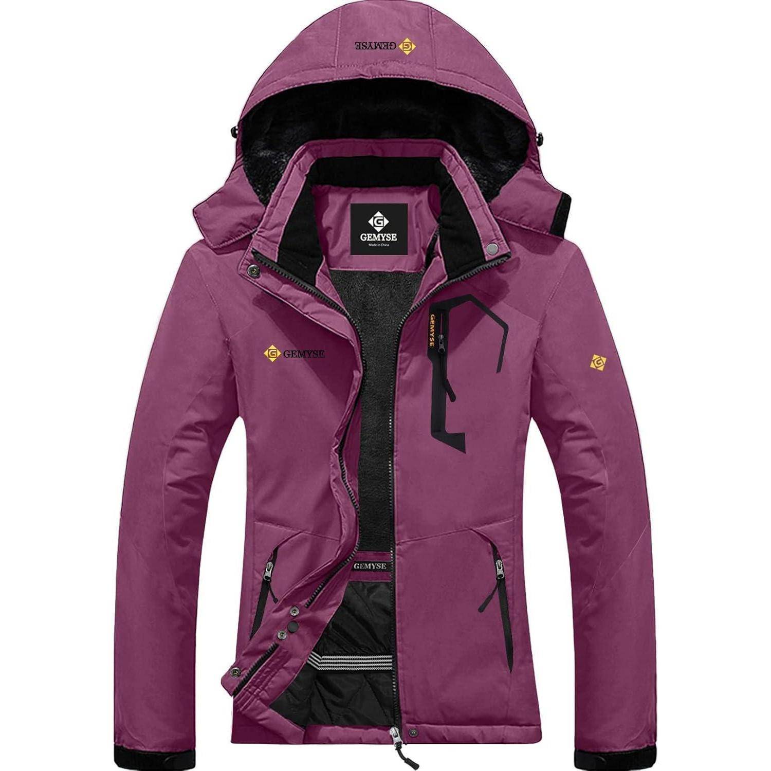 Eine lila gefütterte Winterjacke mit schwarzem Reißverschluss und gelbem Logo. Zu den Merkmalen gehören verstellbare Ärmelbündchen, mehrere Taschen und ein Fleecefutter.