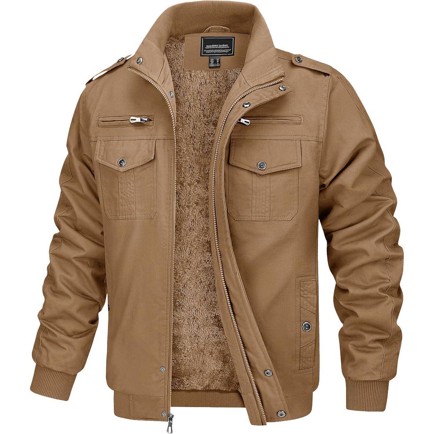 Eine beigefarbene isolierte Jacke mit Reißverschluss vorne, Knopftaschen auf der Brust und einem pelzigen Futter, geeignet für kalte Wetterbedingungen.