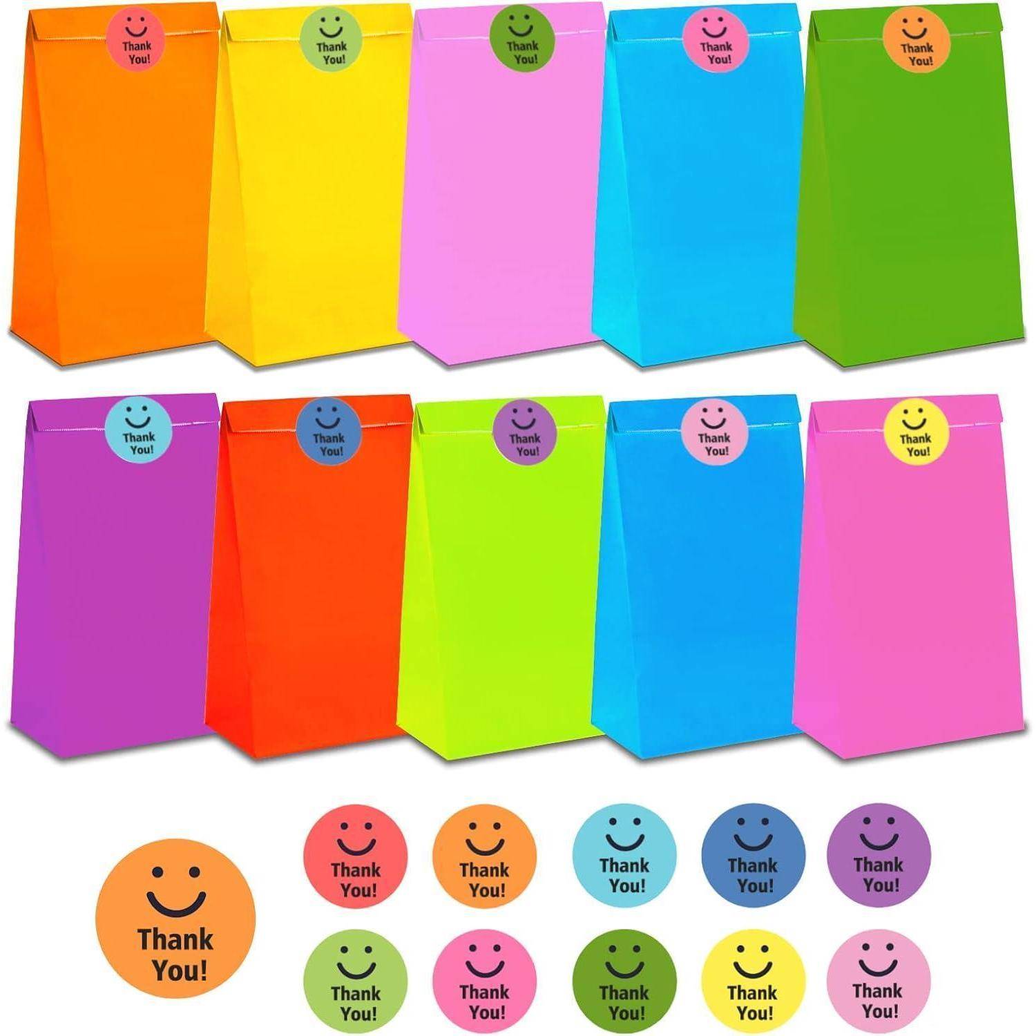 Zehn farbenfrohe, aufrecht stehende Geschenktüten mit lächelnden Smiley-Aufklebern mit der Aufschrift 
