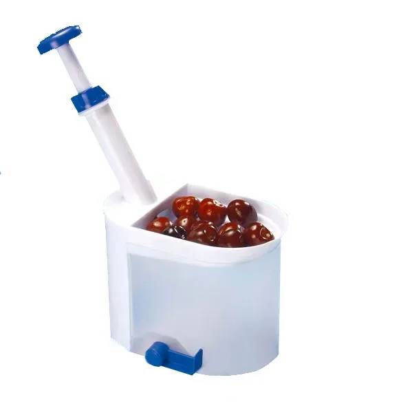 Eine Kirschentsteiner mit blauem Griff und Hebel, gefüllt mit Kirschen, entwickelt für eine einfache Entfernung der Kerne aus Kirschen.