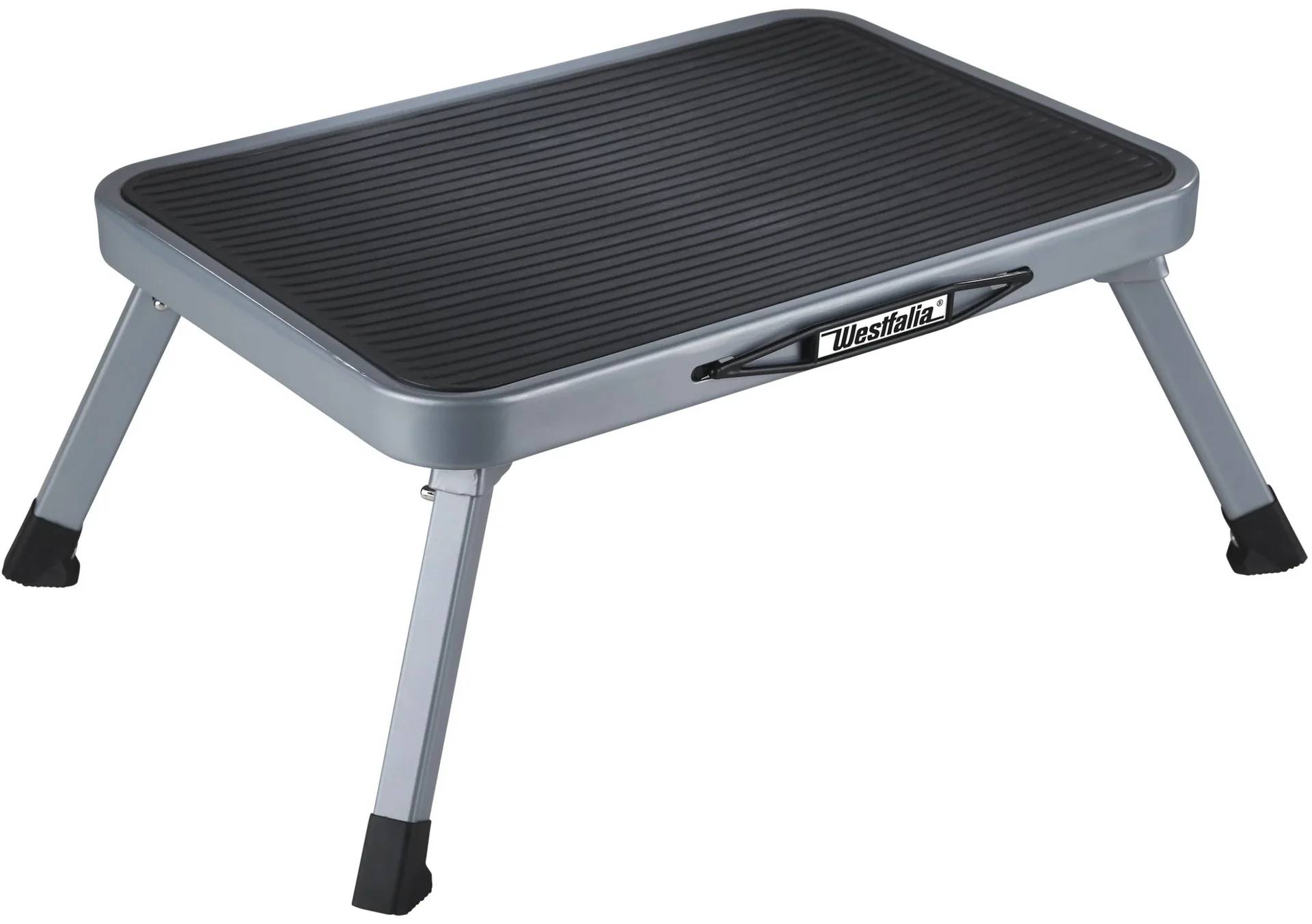 Ein Metalltritthocker mit einer schwarzen rutschfesten Oberfläche und zusammenklappbaren Beinen, an der Seite mit dem Schriftzug 