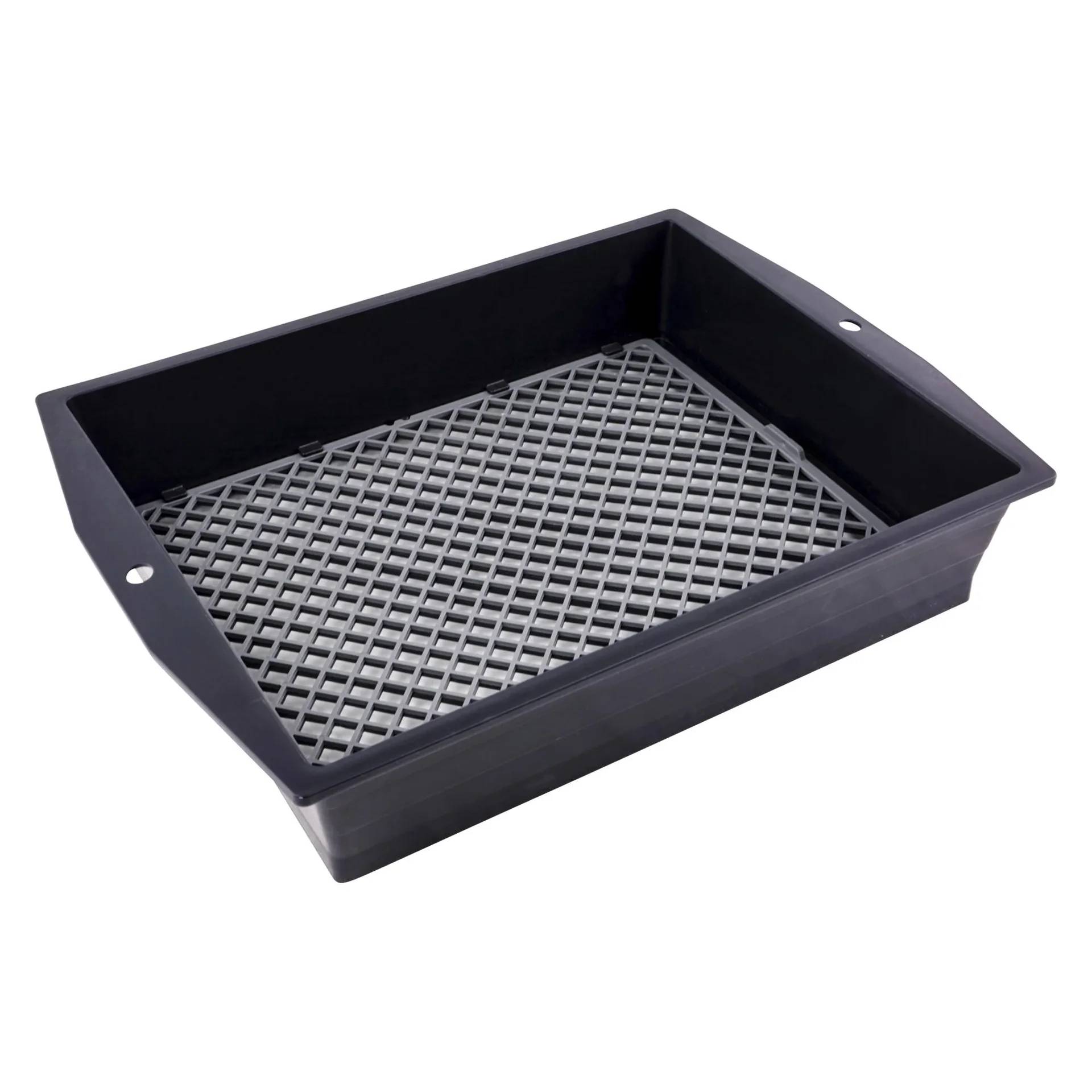Ein schwarzes rechteckiges Katzenklo mit einem strukturierten Gittereinsatz, der entwickelt wurde, um Abfälle von der Katzenstreu zu trennen.