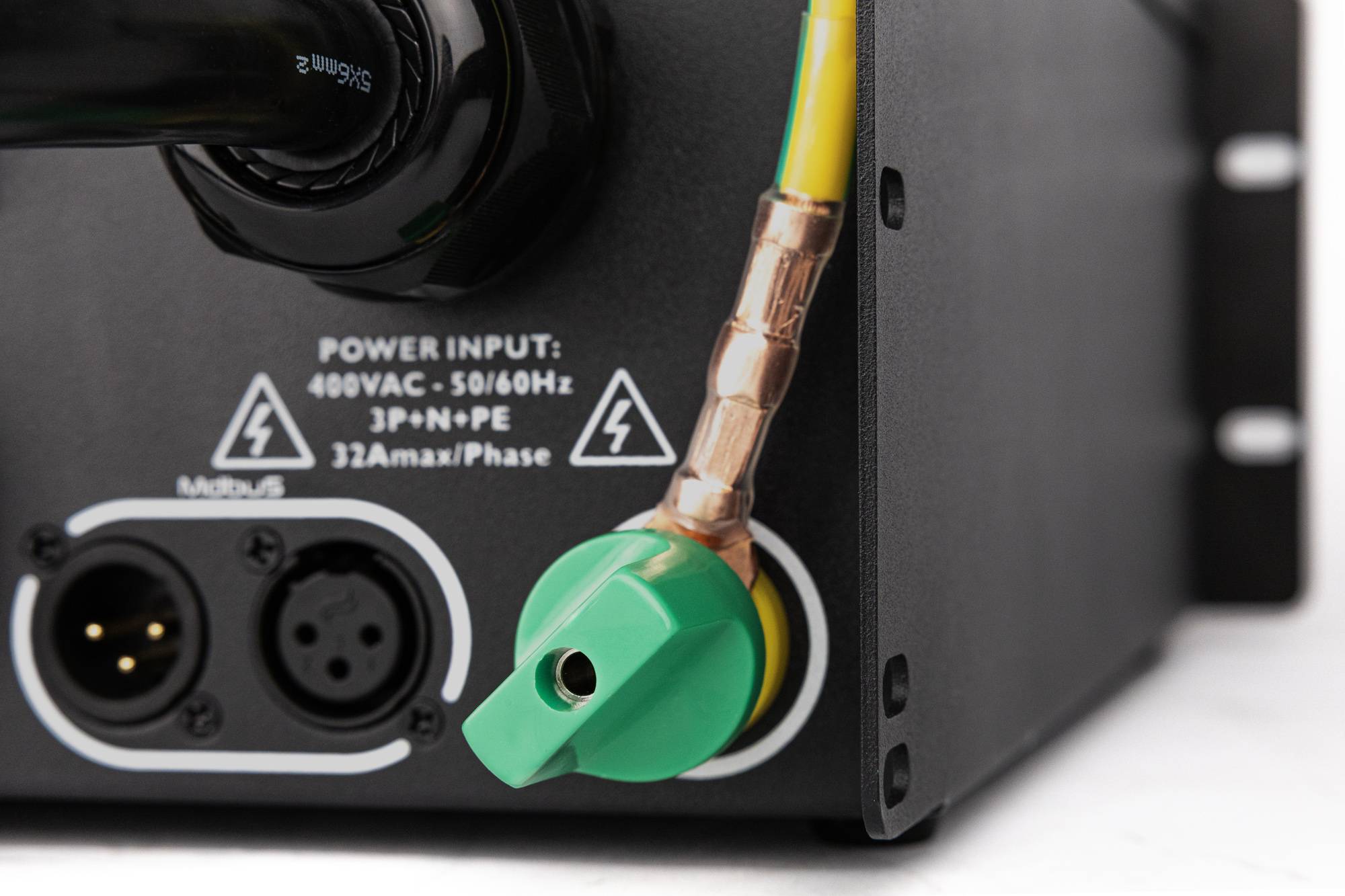 Ein Stromeingangsfeld mit einem 400 VAC, 50/60 Hz 3-Phasen-Eingang. Mit einem grünen Erdungsstecker und einer schwarzen Steckdose auf einer Metalloberfläche.