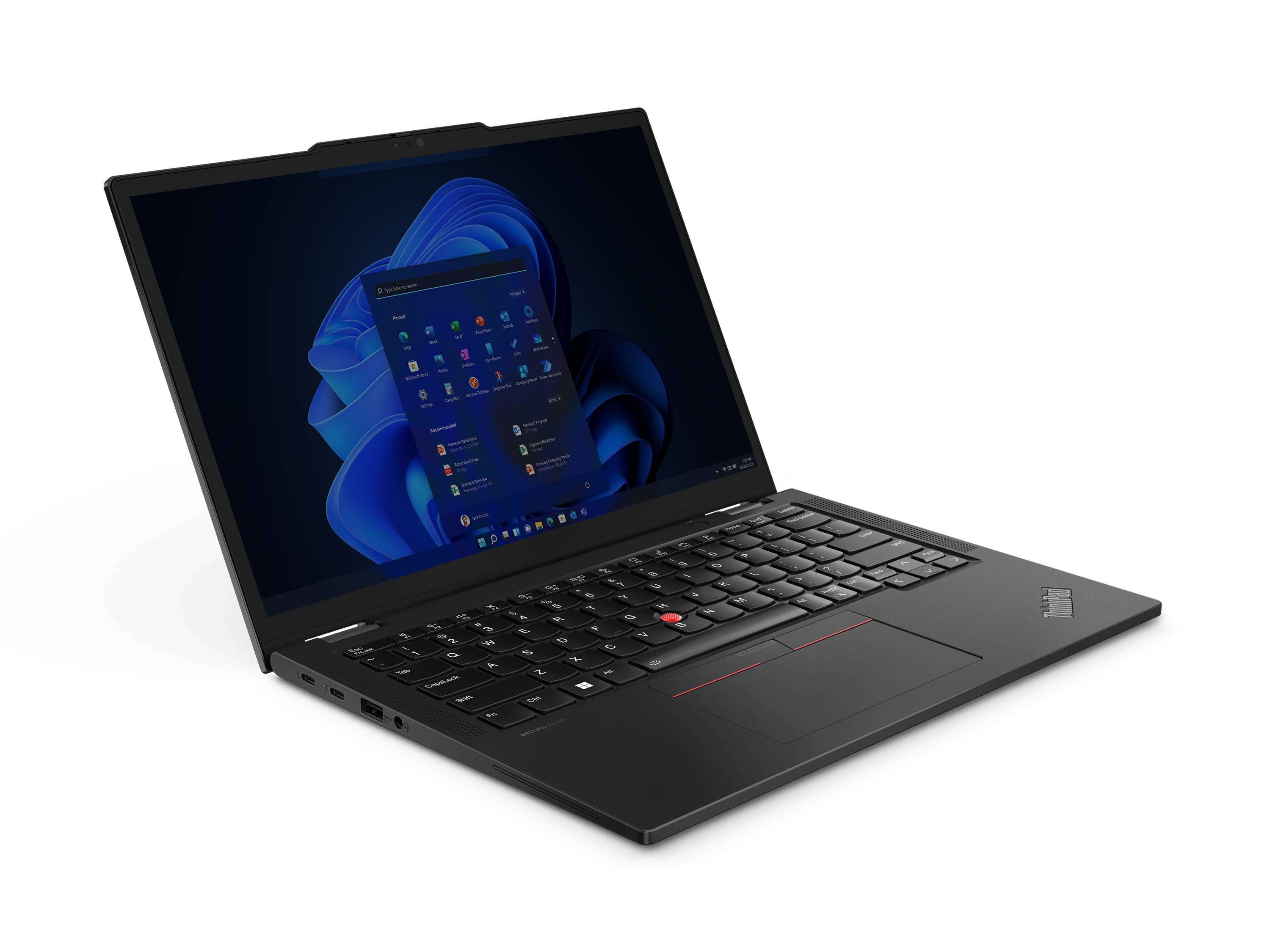 Ein schwarzer Lenovo ThinkPad-Laptop im leicht geöffneten Winkel, zeigt den Windows-11-Desktop auf seinem Bildschirm.