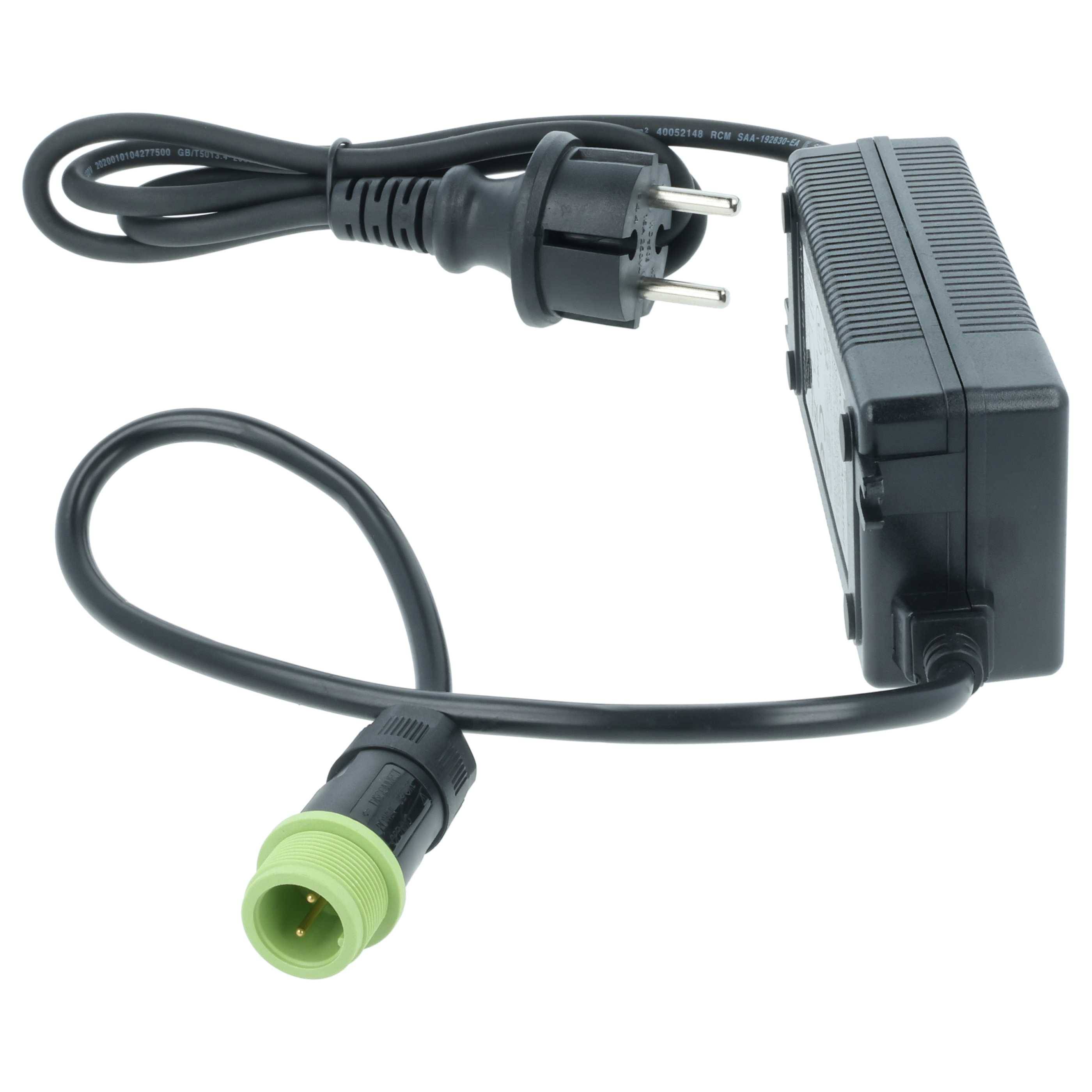 Ein schwarzes Netzkabel mit einem europäischen Stecker und einem angeschlossenen grün-schwarzen Verbinder, der an einem rechteckigen schwarzen Gerät befestigt ist.