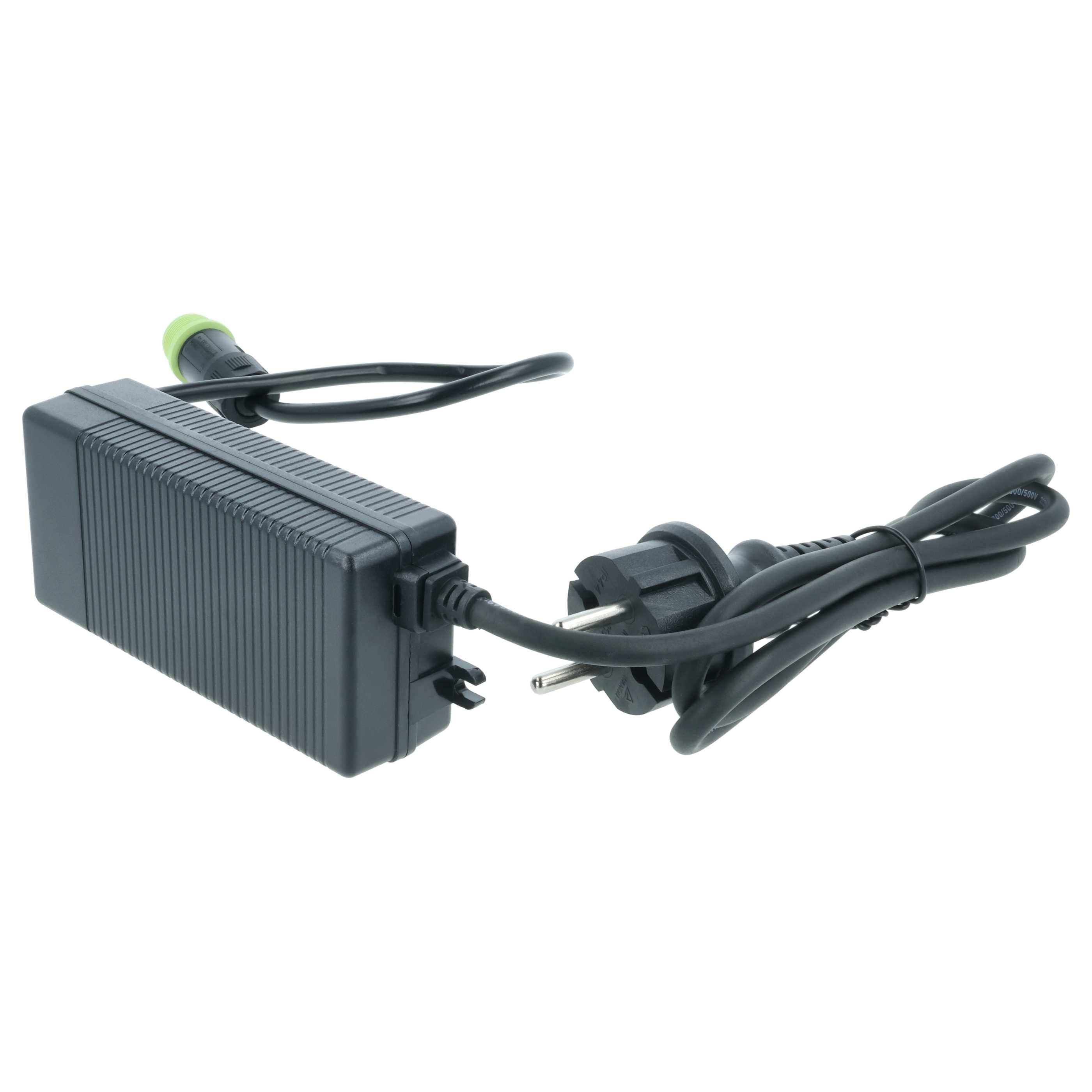 Ein schwarzes Netzteil mit gerippter Oberfläche und angeschlossenem Kabel, das in einen Stecker endet, auf weißem Hintergrund.