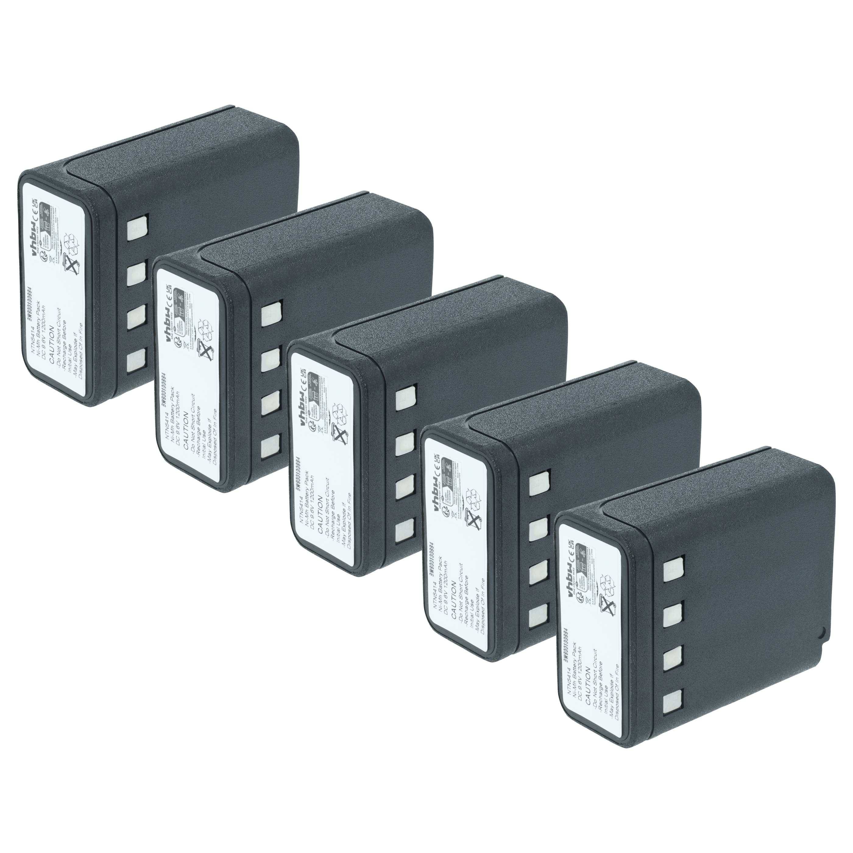 Fünf identische schwarze rechteckige Batterien sind in einer Reihe angeordnet, wobei jede mit Informationsetiketten an ihren Seiten versehen ist, die technische Spezifikationen angeben.
