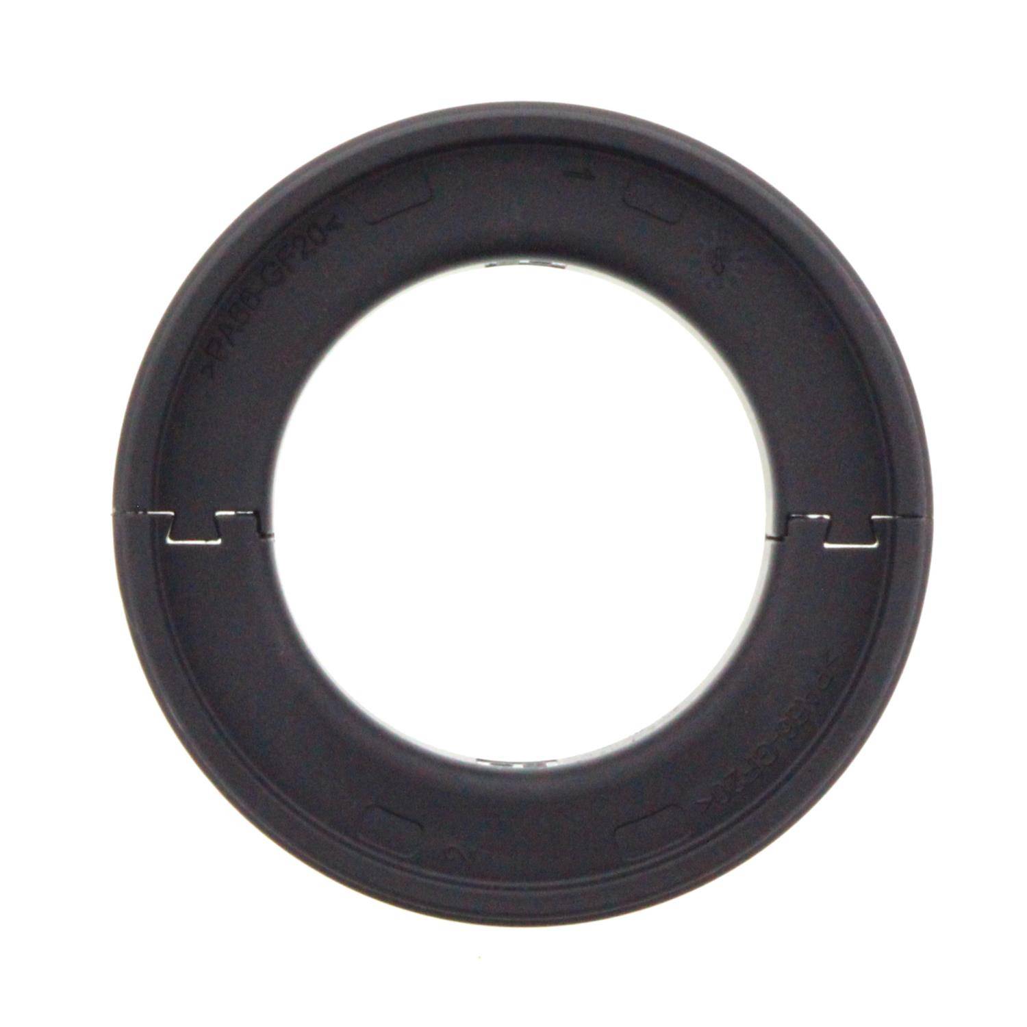 Ein kreisförmiger Metallgegenstand mit einer glatten Außenkante und vier kleinen Rillen in gleichen Abständen entlang der Innenkante.