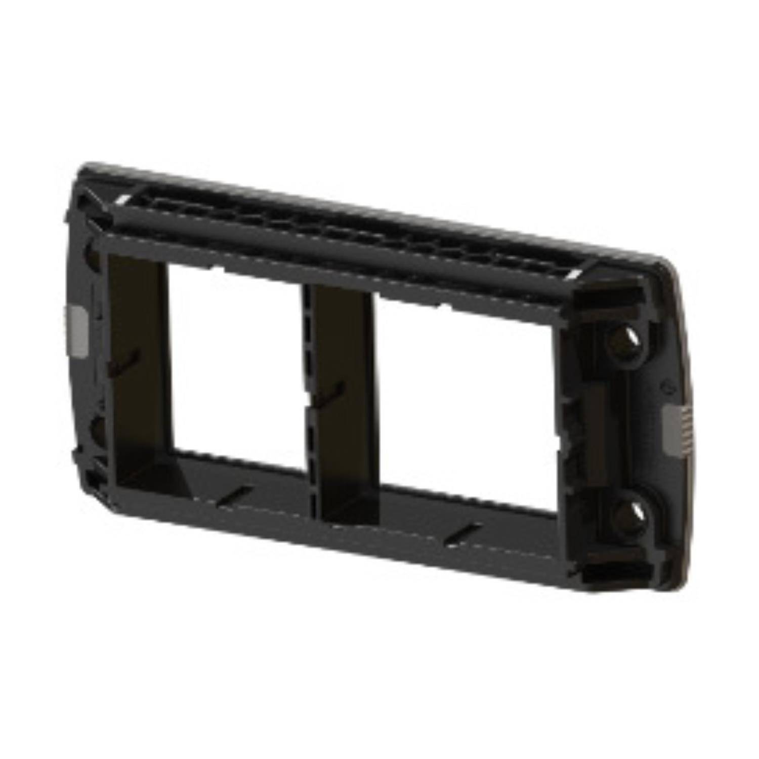 Eine schwarze Kunststoff-Montageklammer mit zwei rechteckigen Schlitzen zum Befestigen von Geräten, mit Bohrlöchern an beiden Seiten für die Installation.