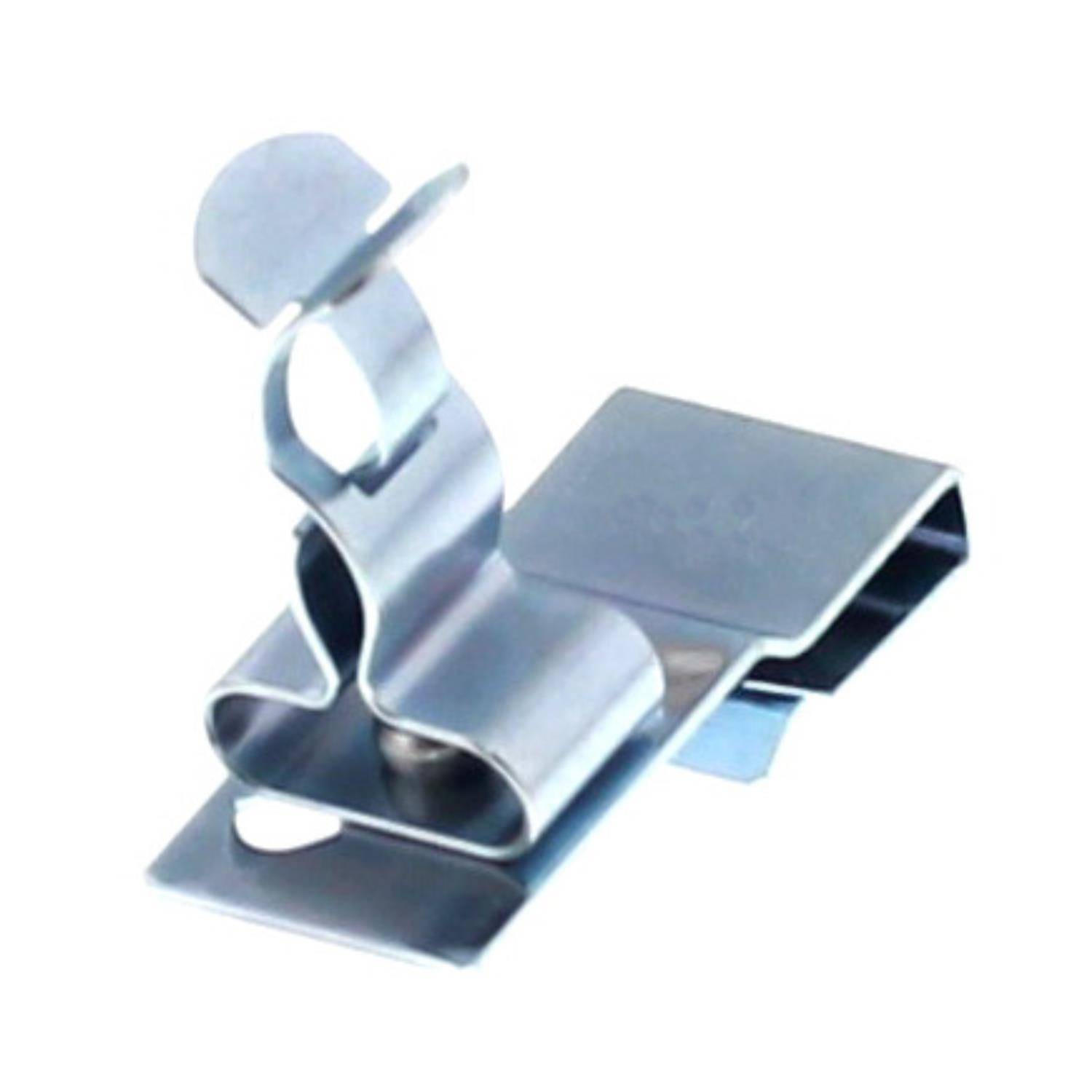 Eine silberne Metallklammer, entwickelt zum Befestigen oder Zusammenhalten von Gegenständen, mit einer eleganten und geschwungenen Struktur.