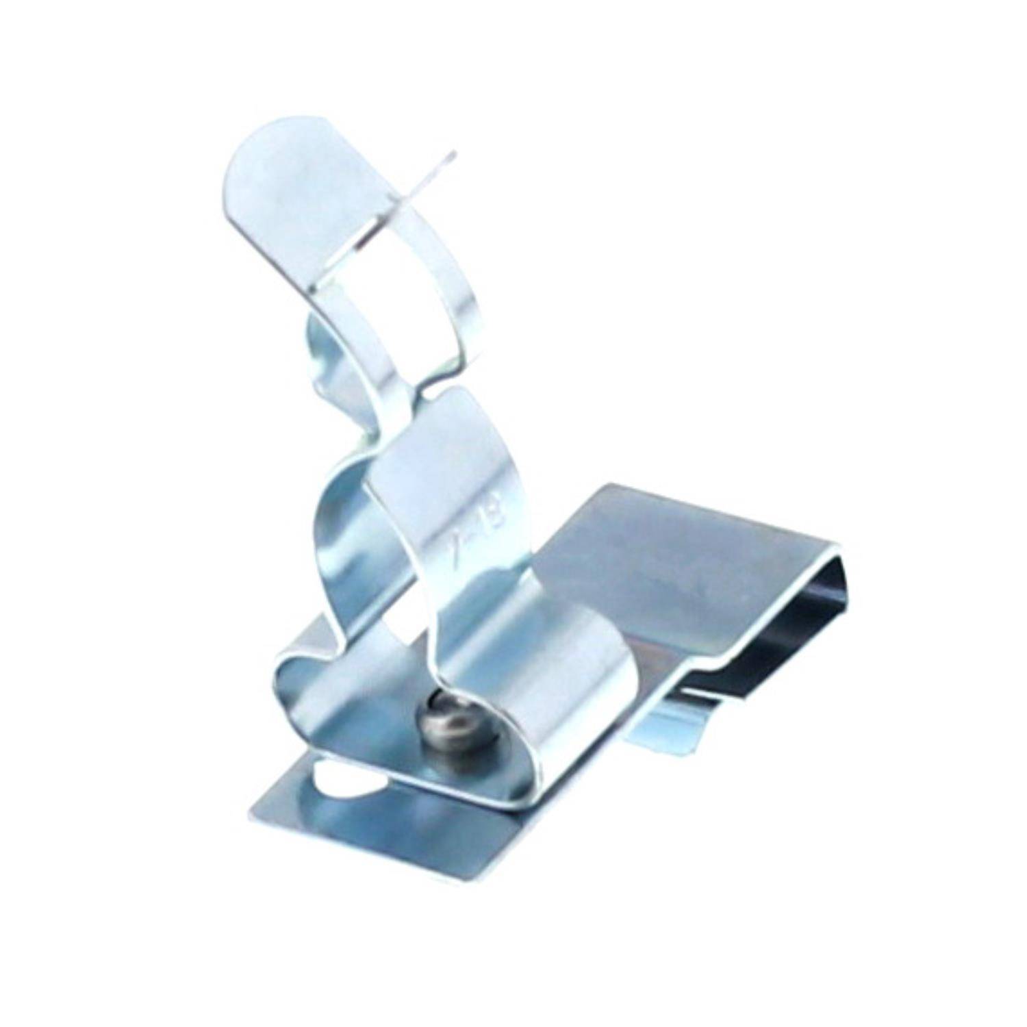 Eine metallische Federklemme mit einem komplexen geschwungenen Design, die zum Befestigen von Objekten verwendet wird. Sie hat eine flache Basis und einen gekrümmten oberen Abschnitt zum Greifen.