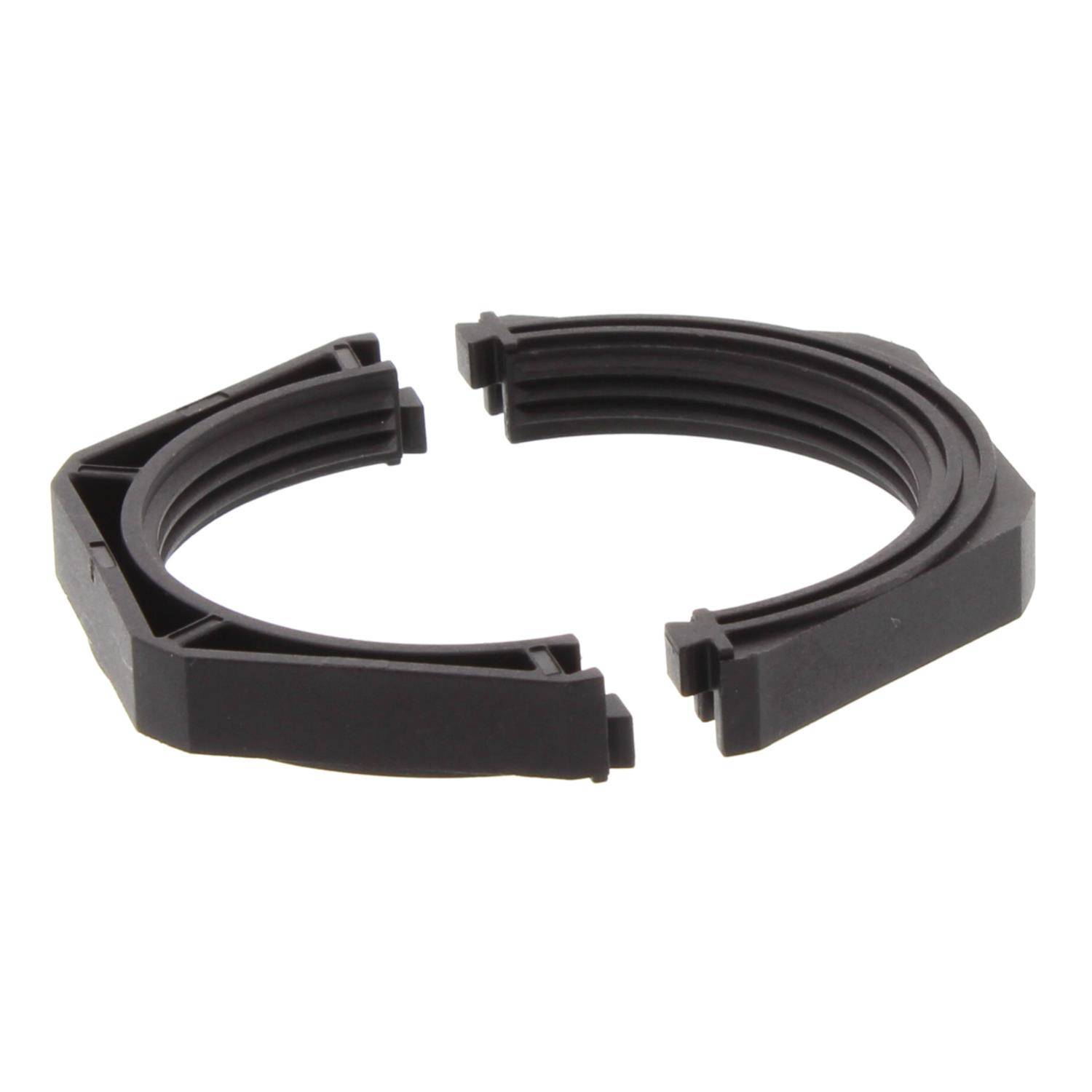 Ein schwarzer Kunststoff-Sicherungsring mit Spaltdesign und drei separaten Abschnitten, der zum Befestigen von Komponenten in mechanischen Baugruppen verwendet wird.