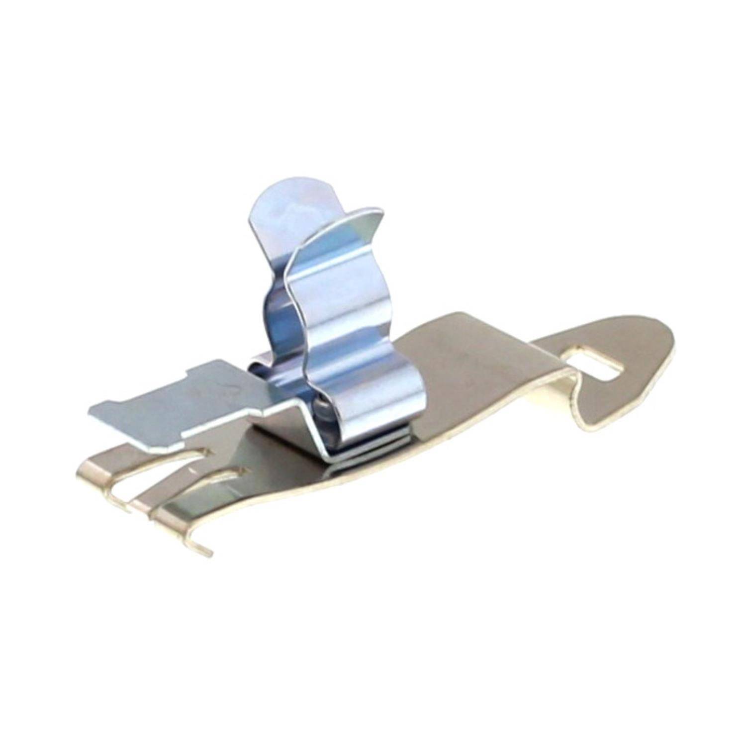 Eine Metallhalterung oder Klammer mit einem gekrümmten mittleren Abschnitt und flachen Erweiterungen an beiden Seiten, wahrscheinlich zum Befestigen oder Halten von Objekten verwendet.