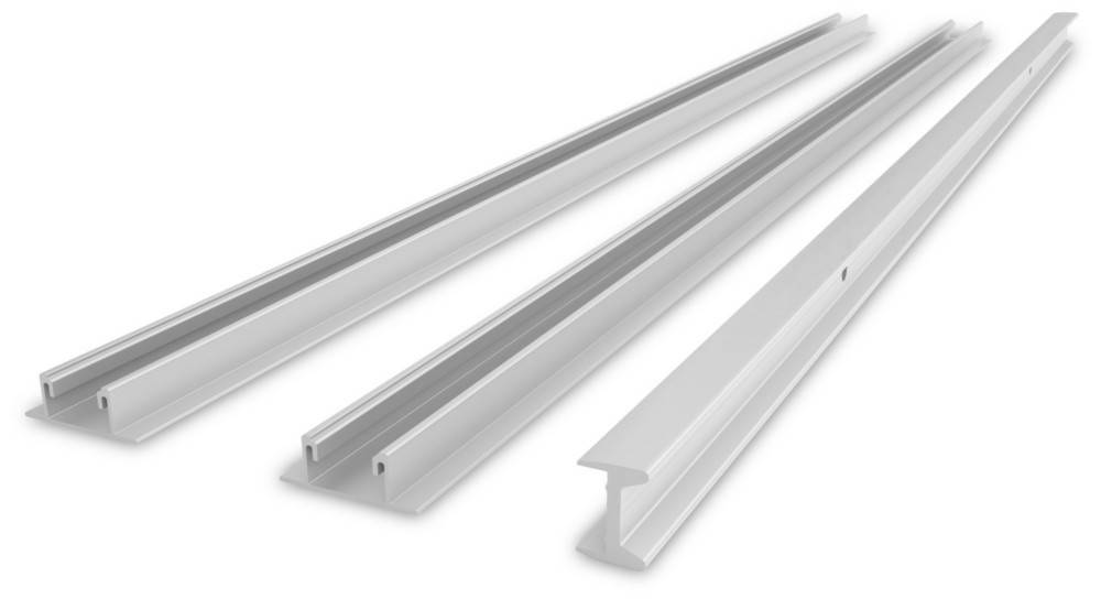 Zwei weiße, rechteckige Kabelkanäle zur Wandmontage, aus verschiedenen Winkeln dargestellt, die ihre Größe und Form veranschaulichen.