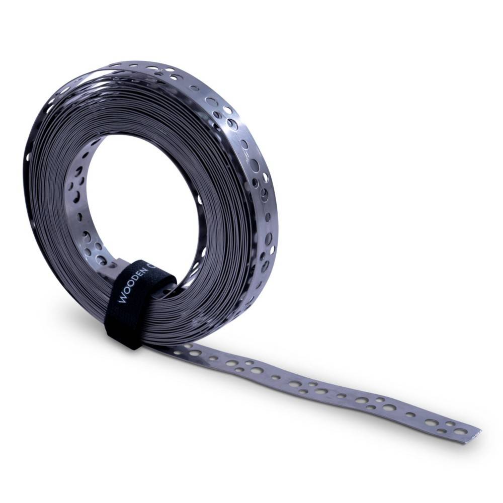 Eine Rolle aus gelochtem Metallband, flach ausgelegt und mit einem schwarzen Riemen befestigt, die zum Sichern und Abstützen verschiedener Materialien verwendet wird.