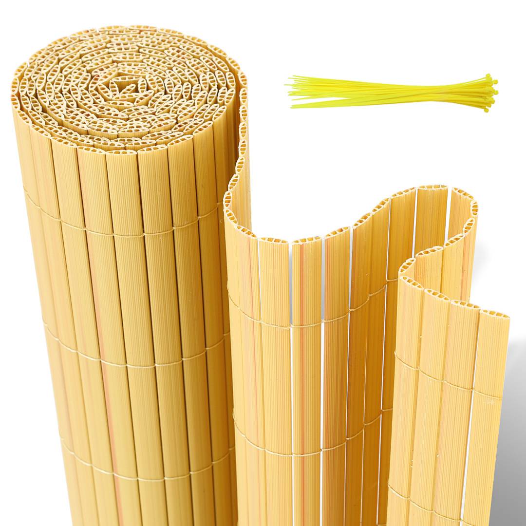 Eine aufgerollte gelbe Bambus-Sushimatte neben einer entfalteten Matte, mit kleinen Bündeln gelber Plastikstäbchen oben.