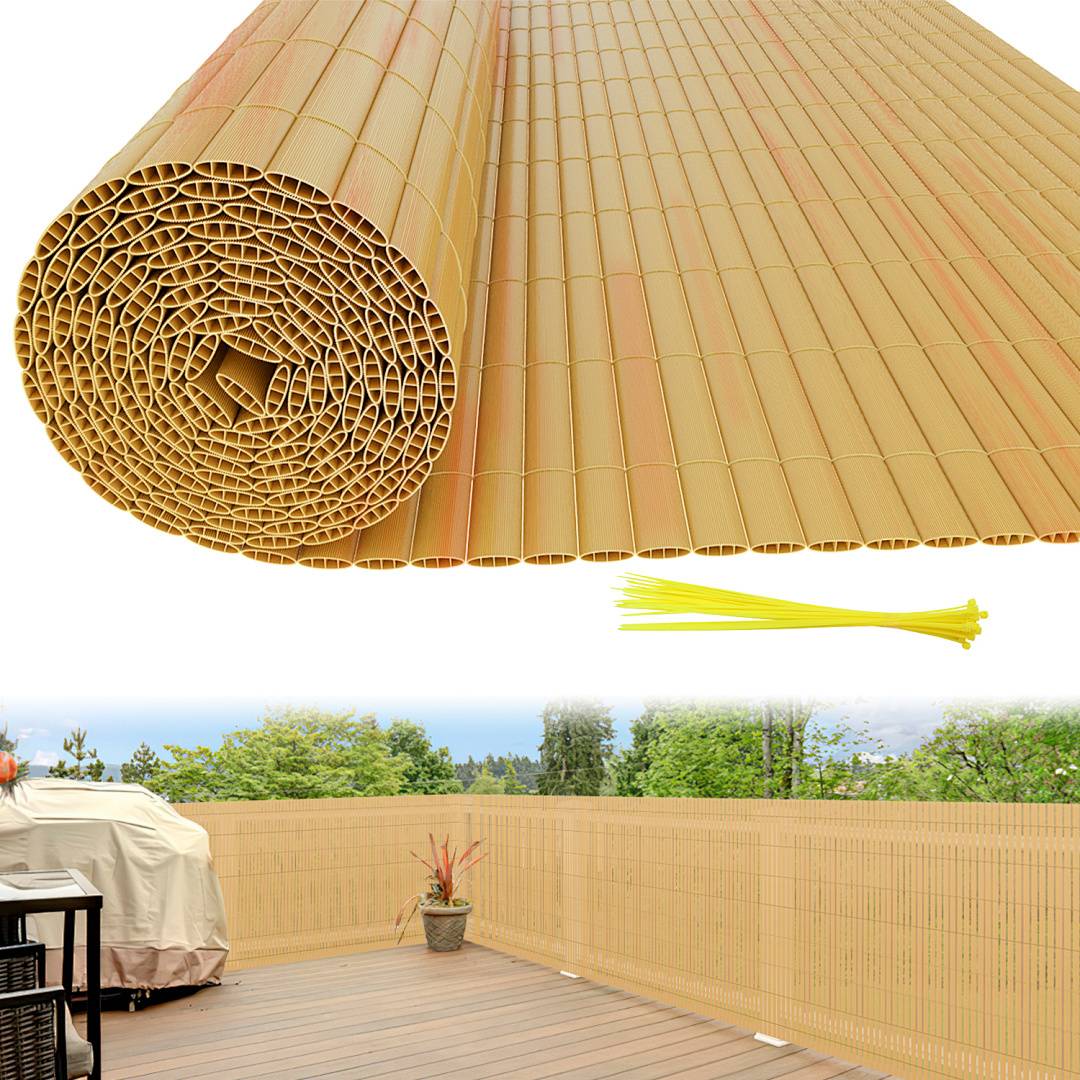 Ein aufgerollter Bambuszaun auf einer Holzterrasse mit Blick auf einen Garten mit Bäumen und einem fernen Horizont, der eine natürliche und ruhige Atmosphäre schafft.