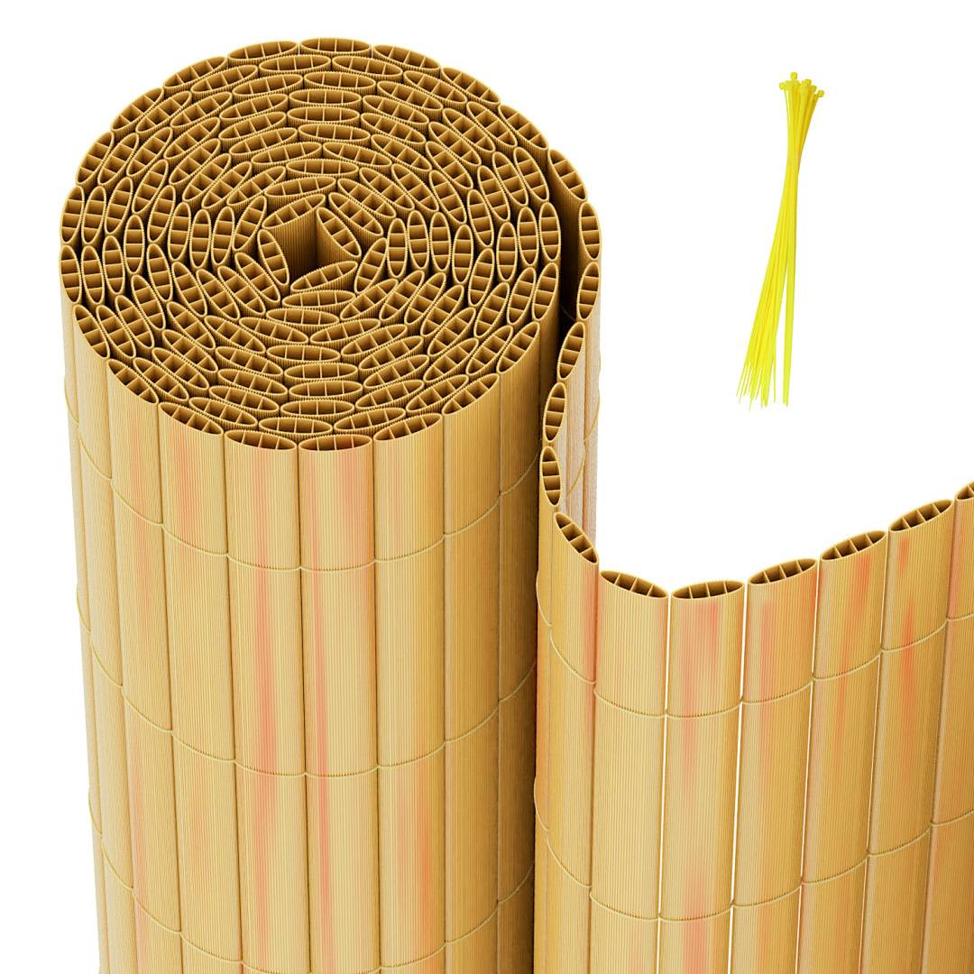 Eine Rolle von Bambusmatten mit einem teilweise entrollten Abschnitt, der die detaillierte gewebte Textur und vertikale Ausrichtung zeigt, vor einem schlichten Hintergrund.