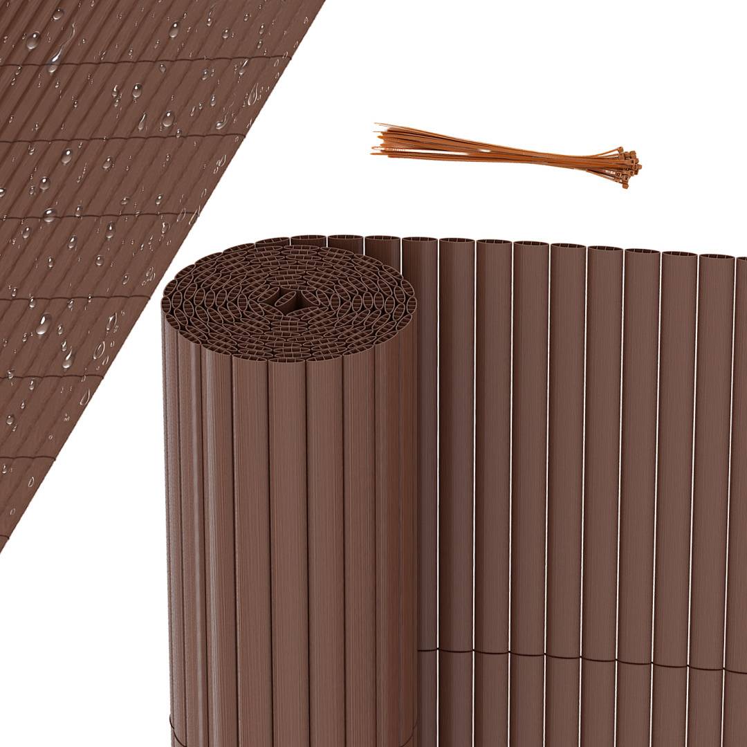 Gerollte braune Schilfrohrgrenze mit Regentropfen, ein Bündel Pfähle obenauf, verwendet für Gartengestaltung und zur Abgrenzung von Gartenbereichen.