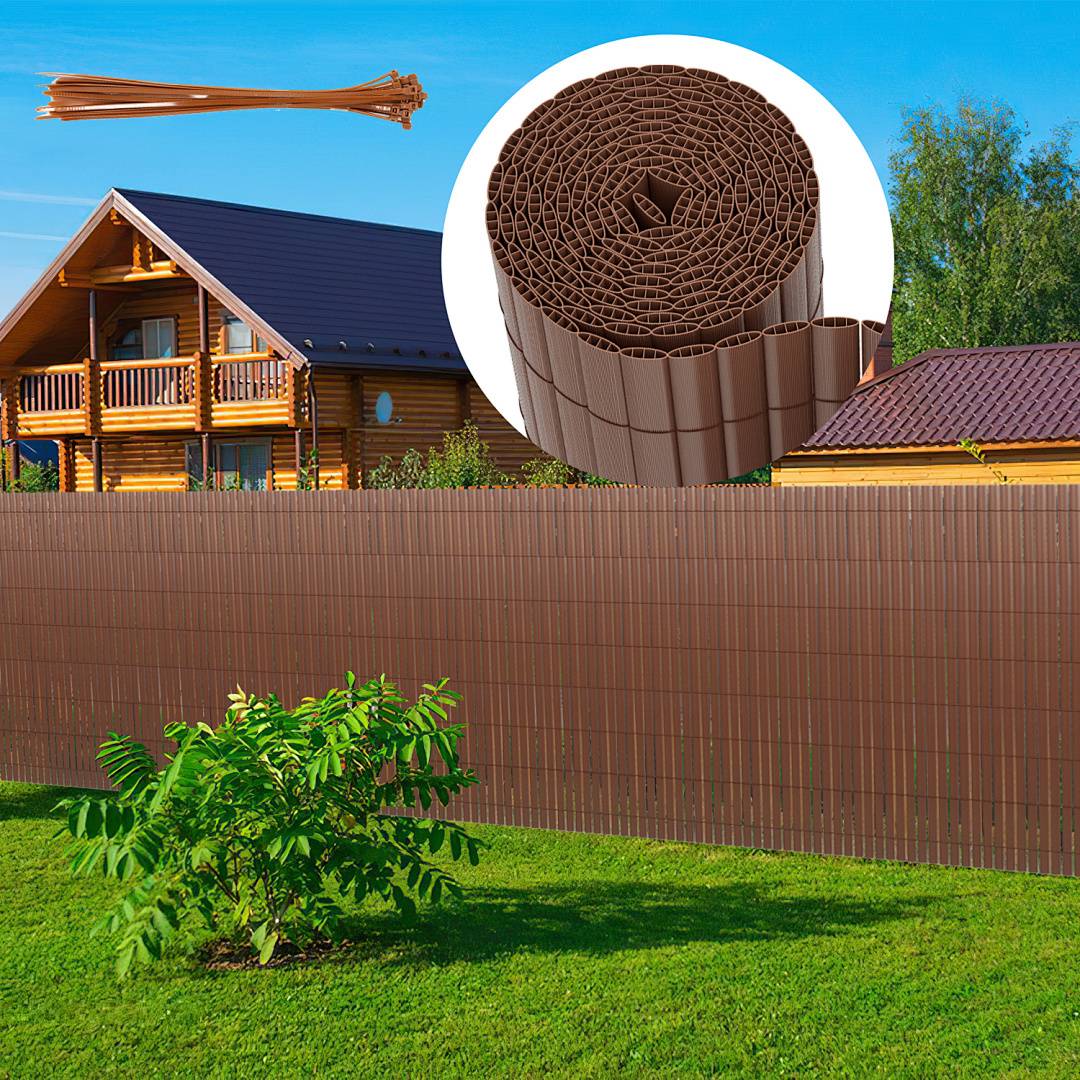 Ein brauner Gartenzaun vor einem Holzhaus und einer Holzhütte. Eingefügte Bilder zeigen eine Rolle des Zaunmaterials und ein kleines braunes Stück davon.