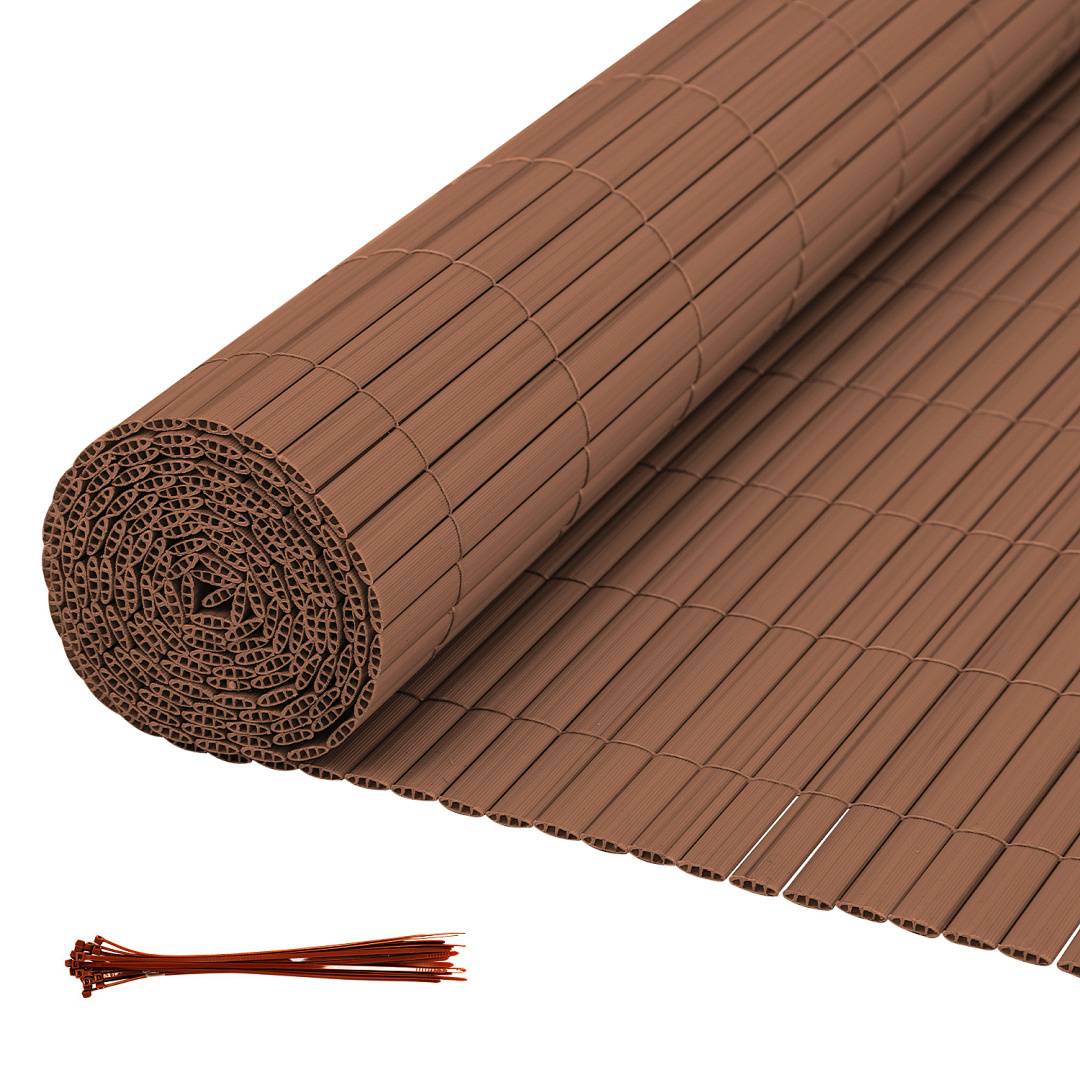 Eine braune aufgerollte Bambusmatte, teilweise entrollt, mit mehreren Bambusschnüren daneben, die typischerweise für Bodenbeläge oder Dekoration verwendet wird.