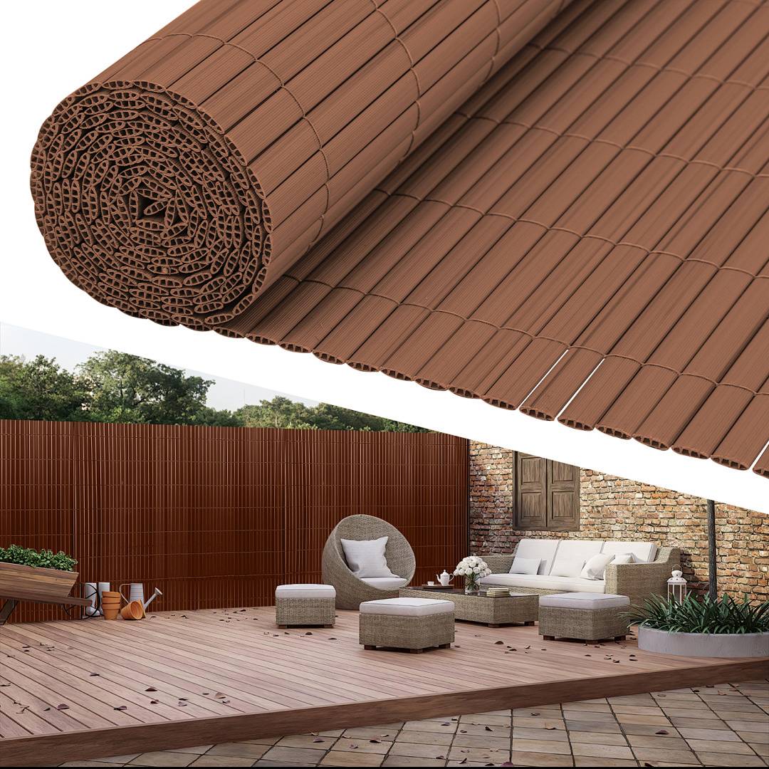 Eine gemütliche Terrasse mit Holzdeck verfügt über eine große aufgerollte Bambusjalousie, bequeme Sitzgelegenheiten und Grünpflanzen, die eine ruhige Atmosphäre schaffen.